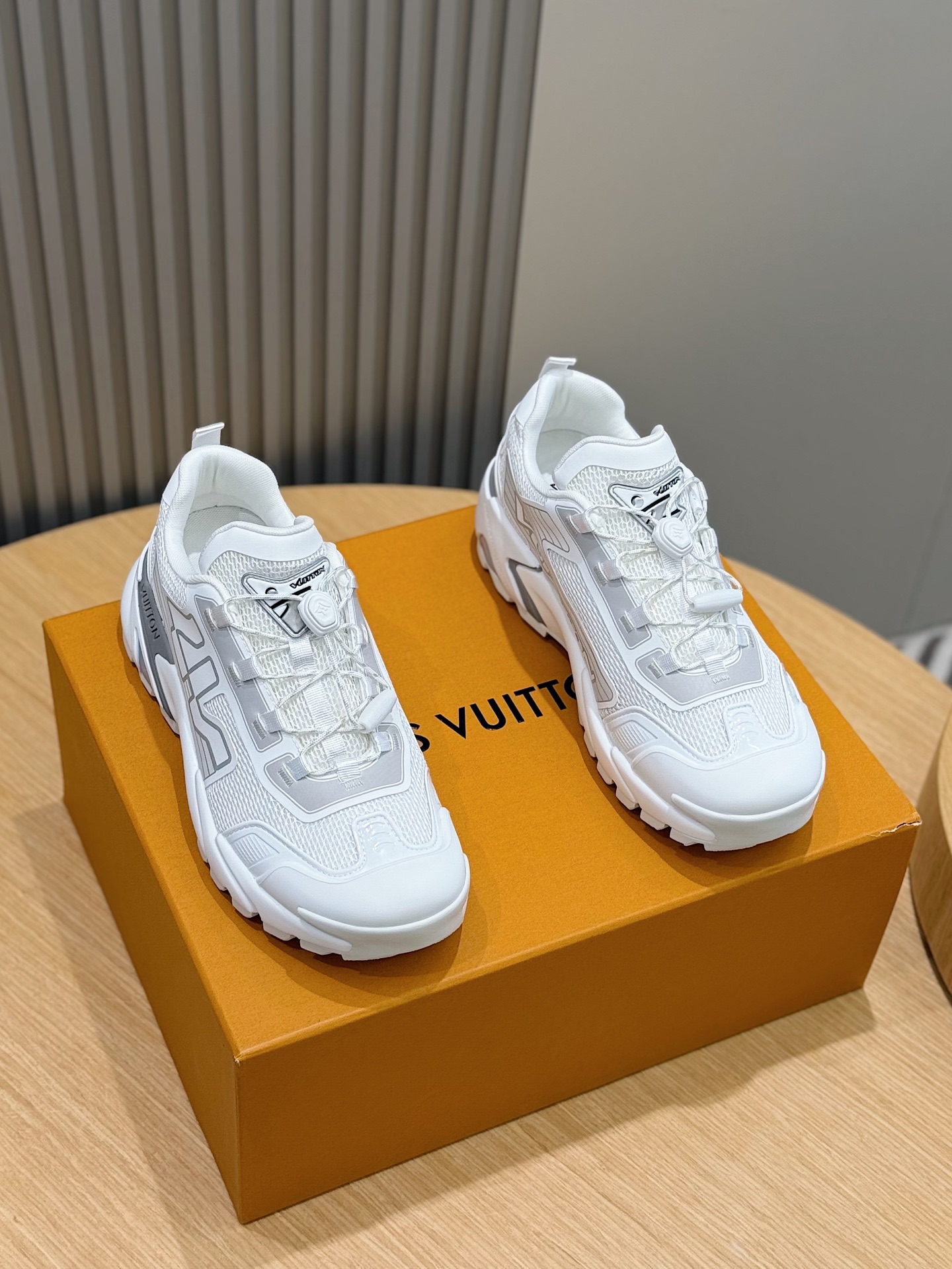 Louis Vuitton Sneakers M-l-s