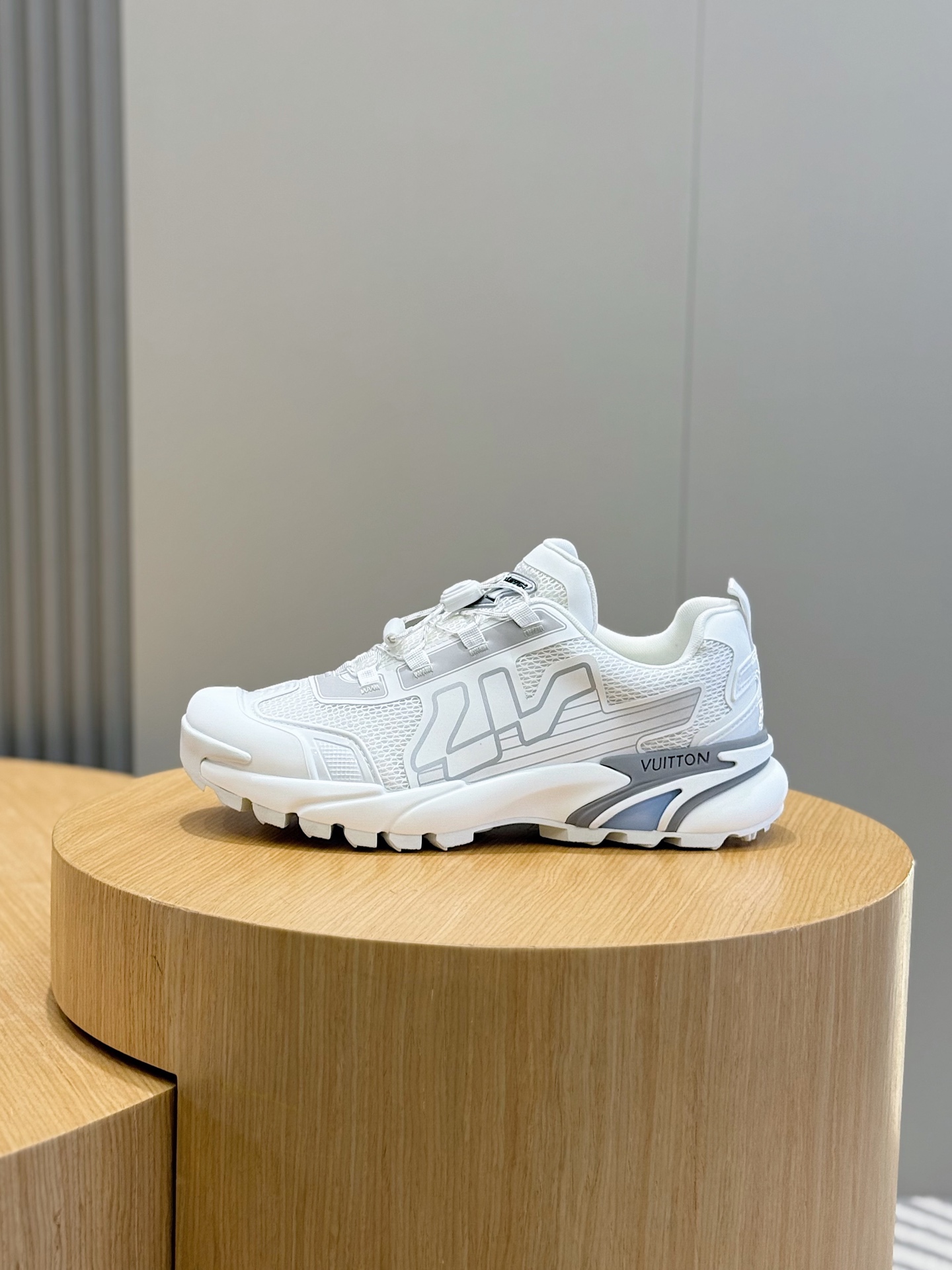 Louis Vuitton Sneakers M-l-s