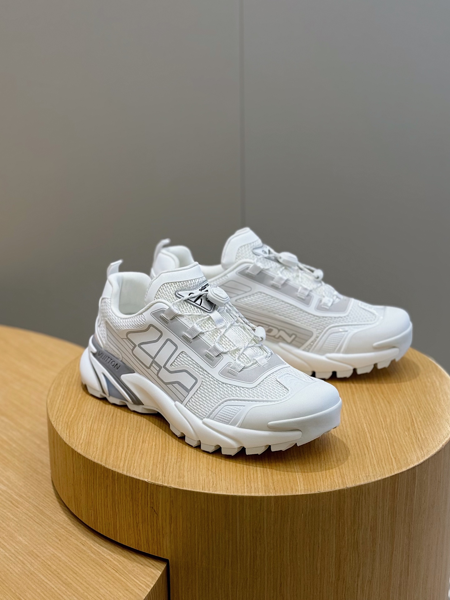 Louis Vuitton Sneakers M-l-s