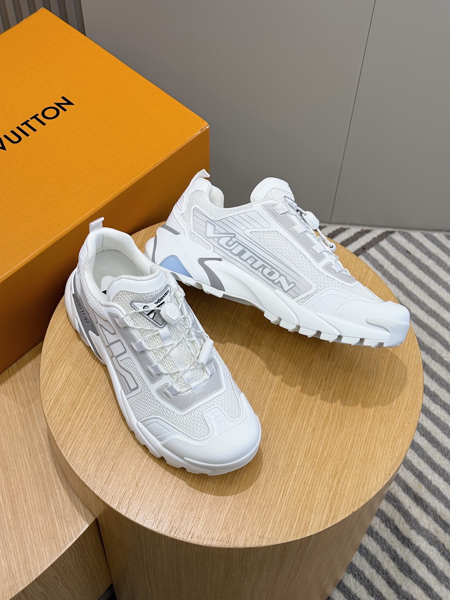 Louis Vuitton Sneakers M-l-s