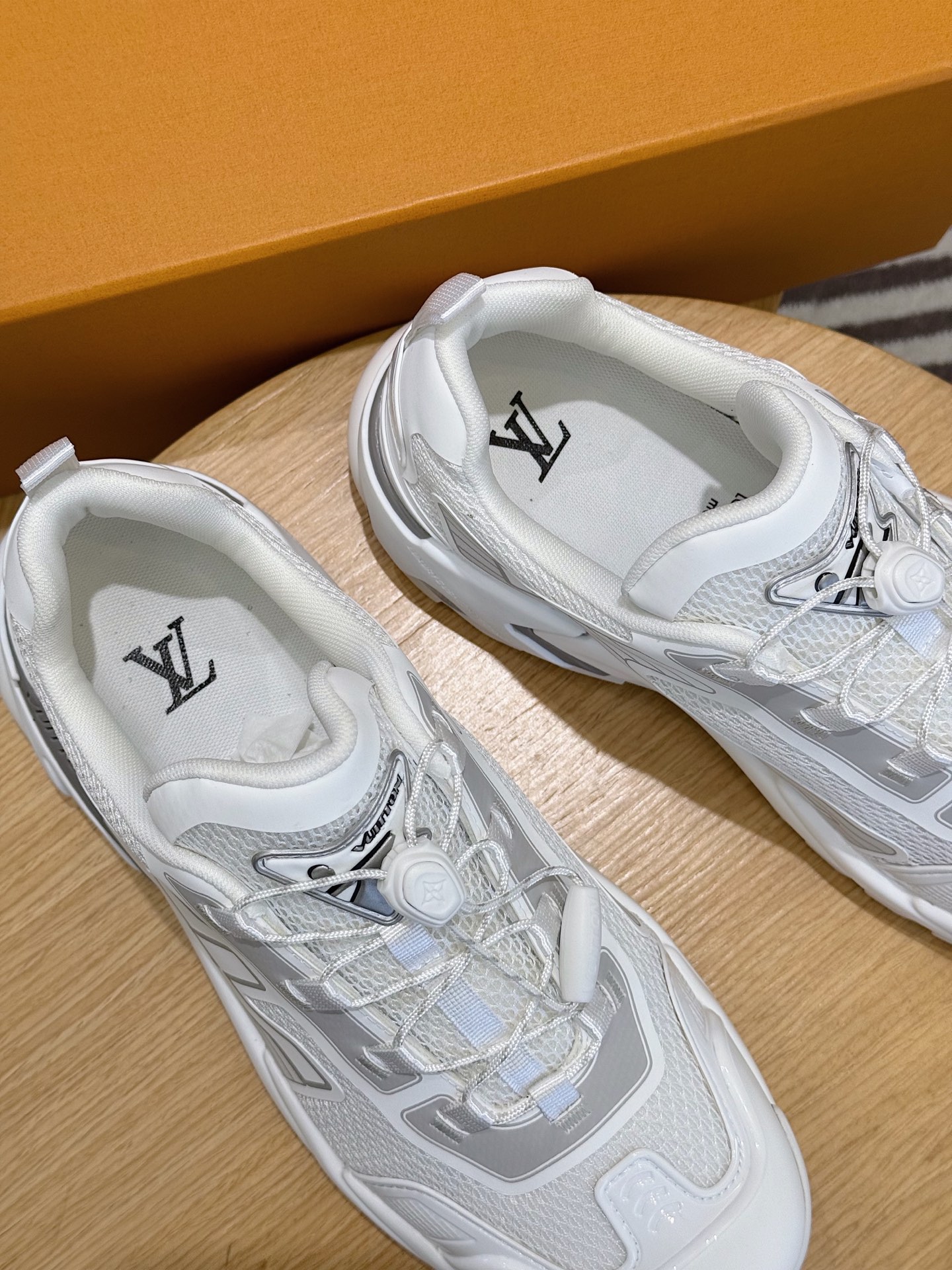 Louis Vuitton Sneakers M-l-s