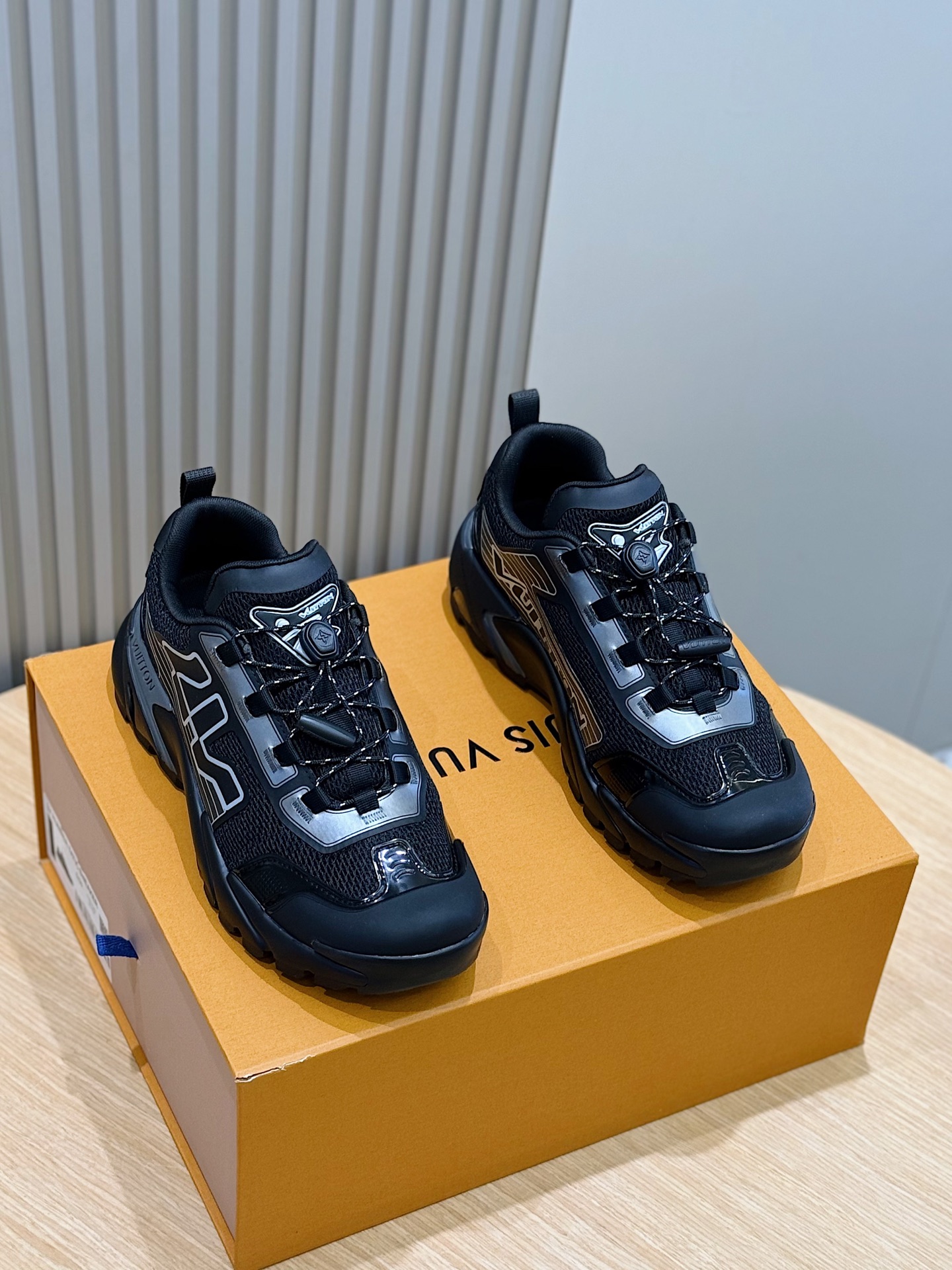Louis Vuitton Sneakers M-l-s