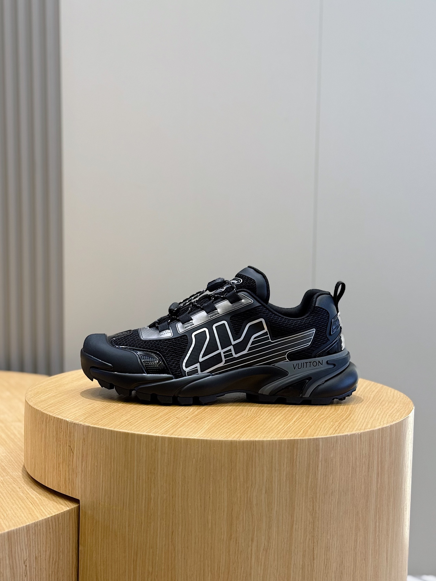 Louis Vuitton Sneakers M-l-s