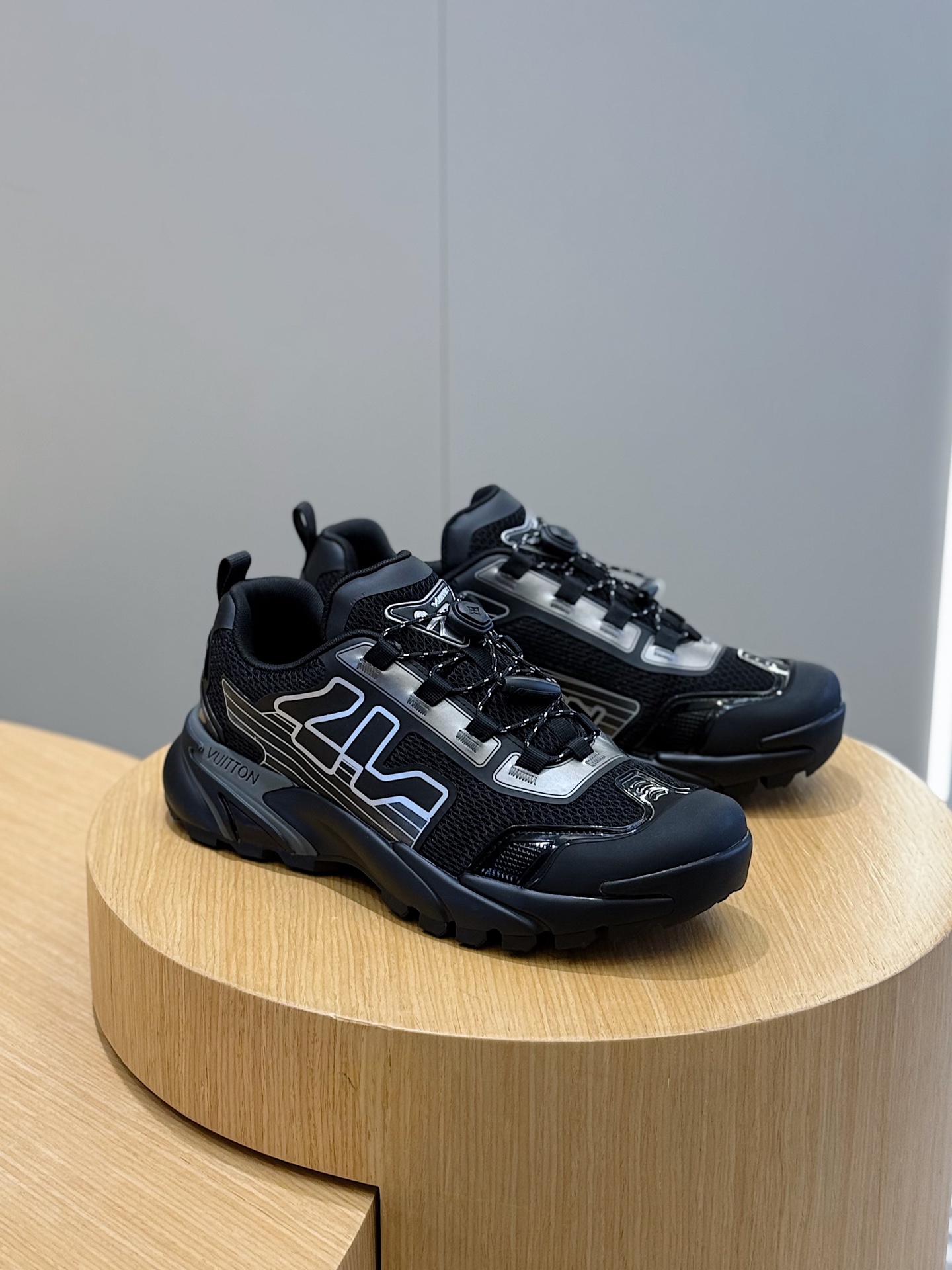 Louis Vuitton Sneakers M-l-s