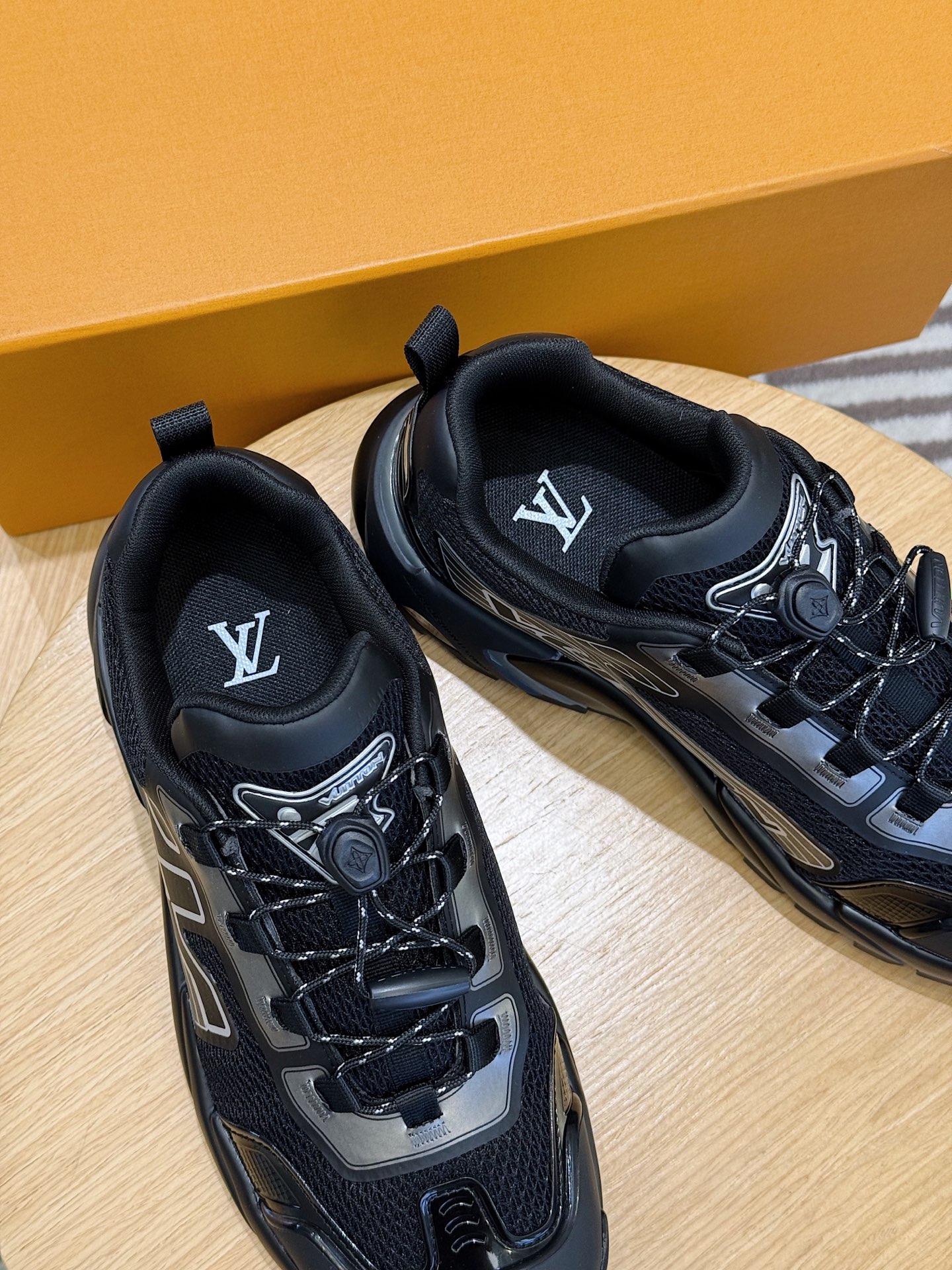 Louis Vuitton Sneakers M-l-s