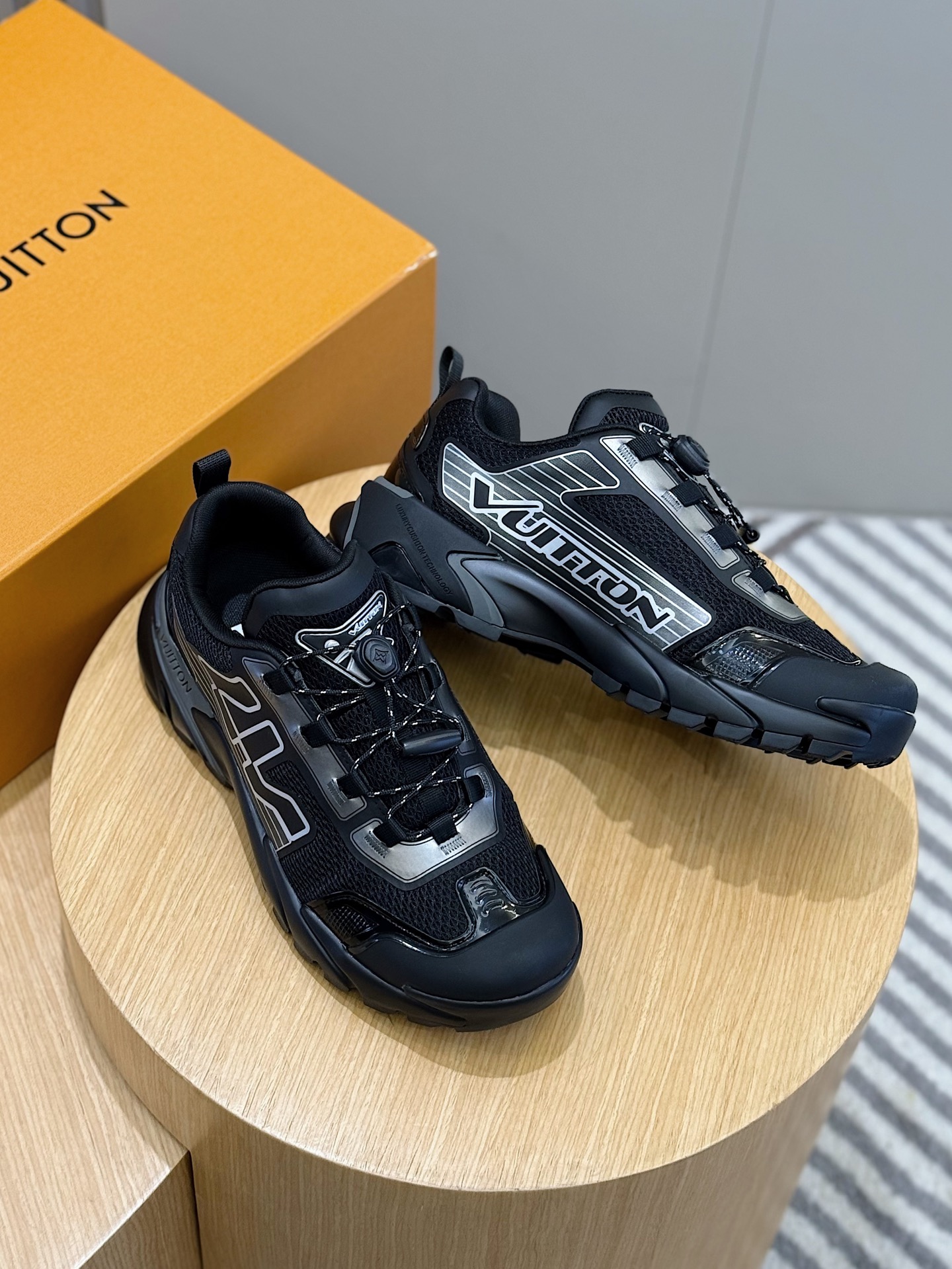 Louis Vuitton Sneakers M-l-s