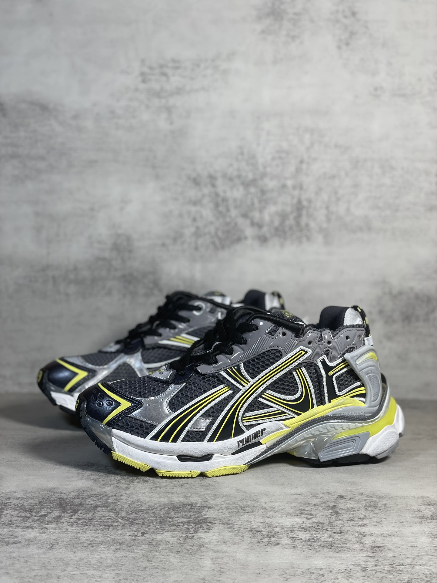 Sneakers M