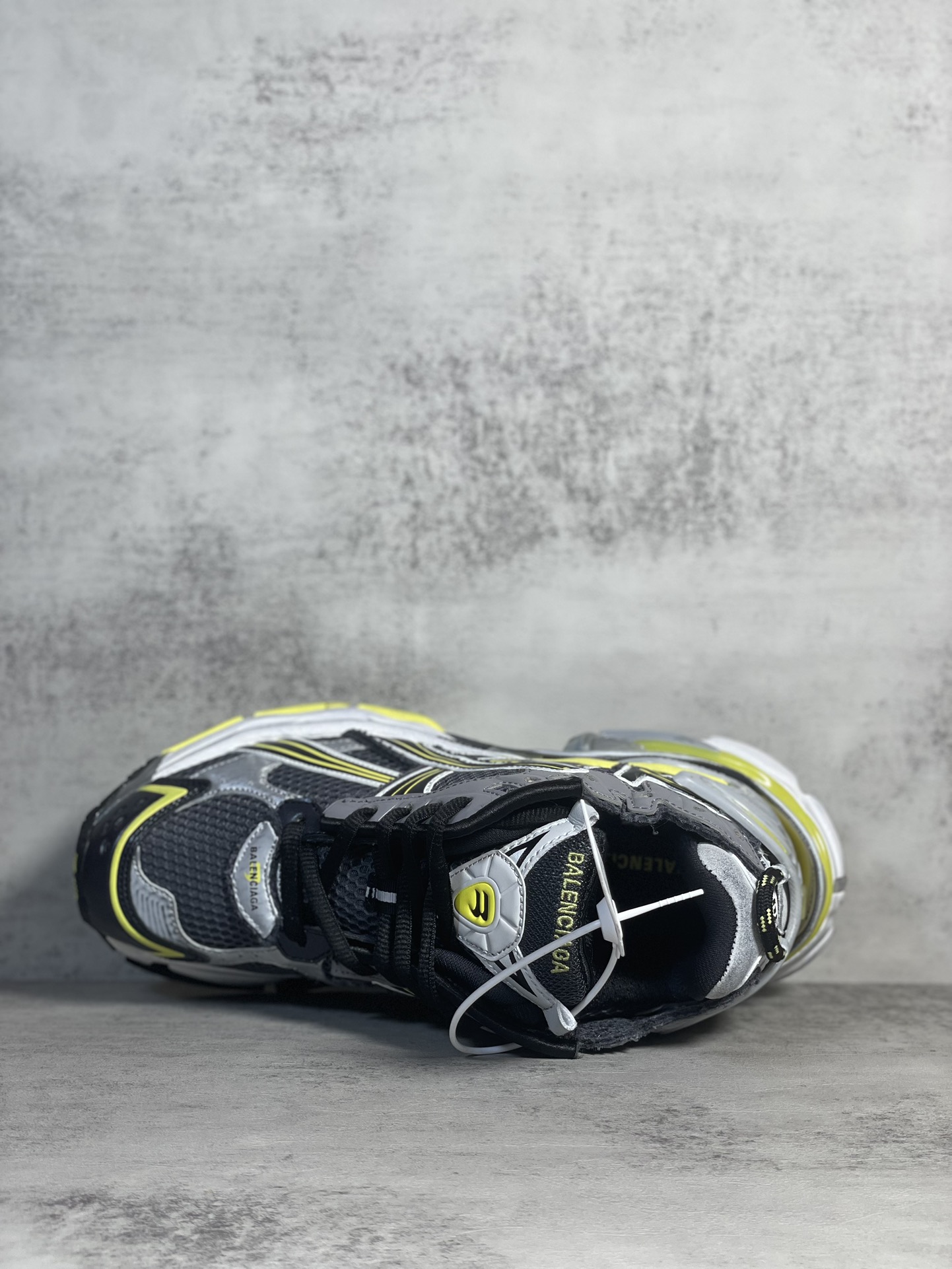 Sneakers M