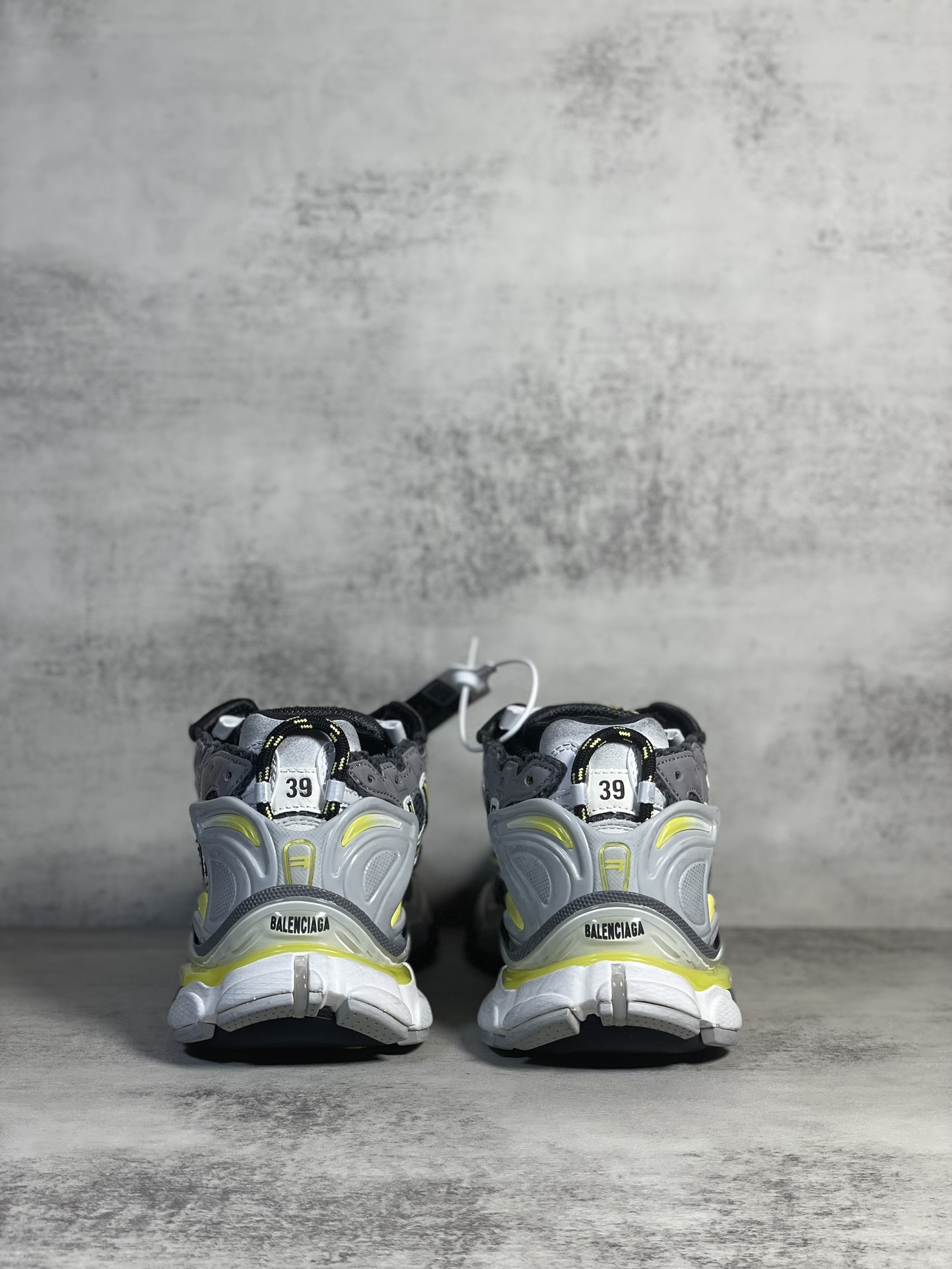 Sneakers M
