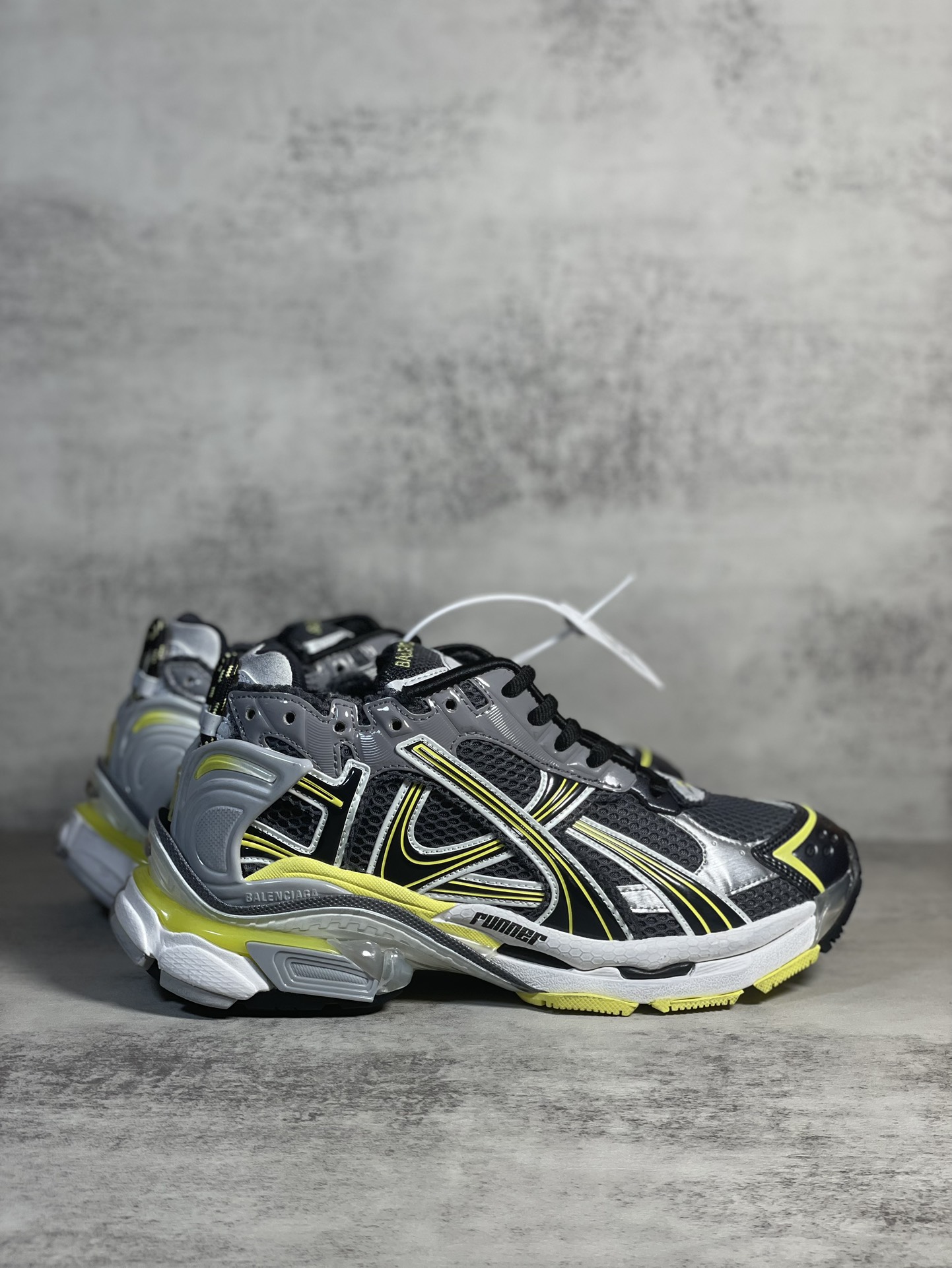 Sneakers M