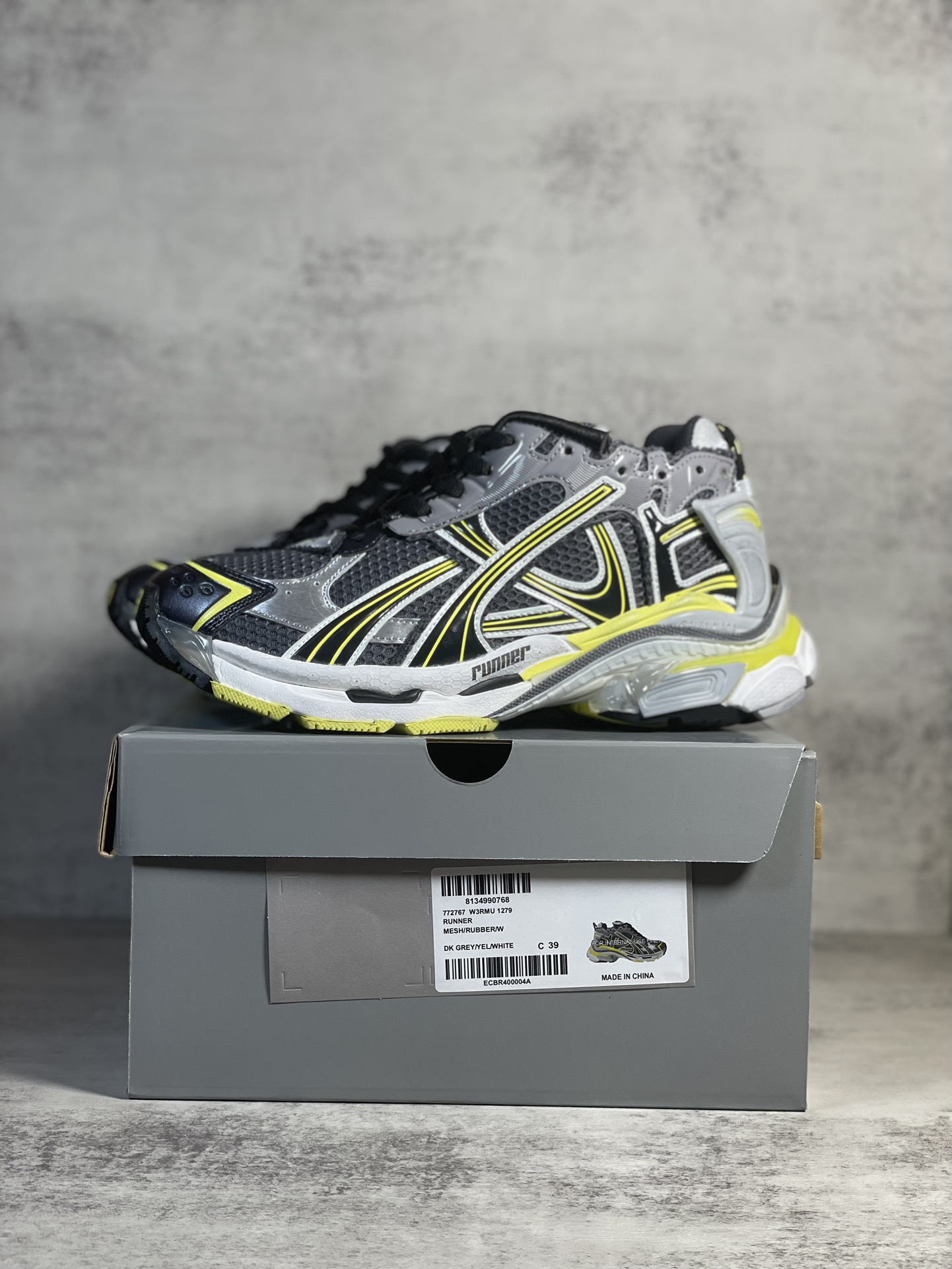 Sneakers M
