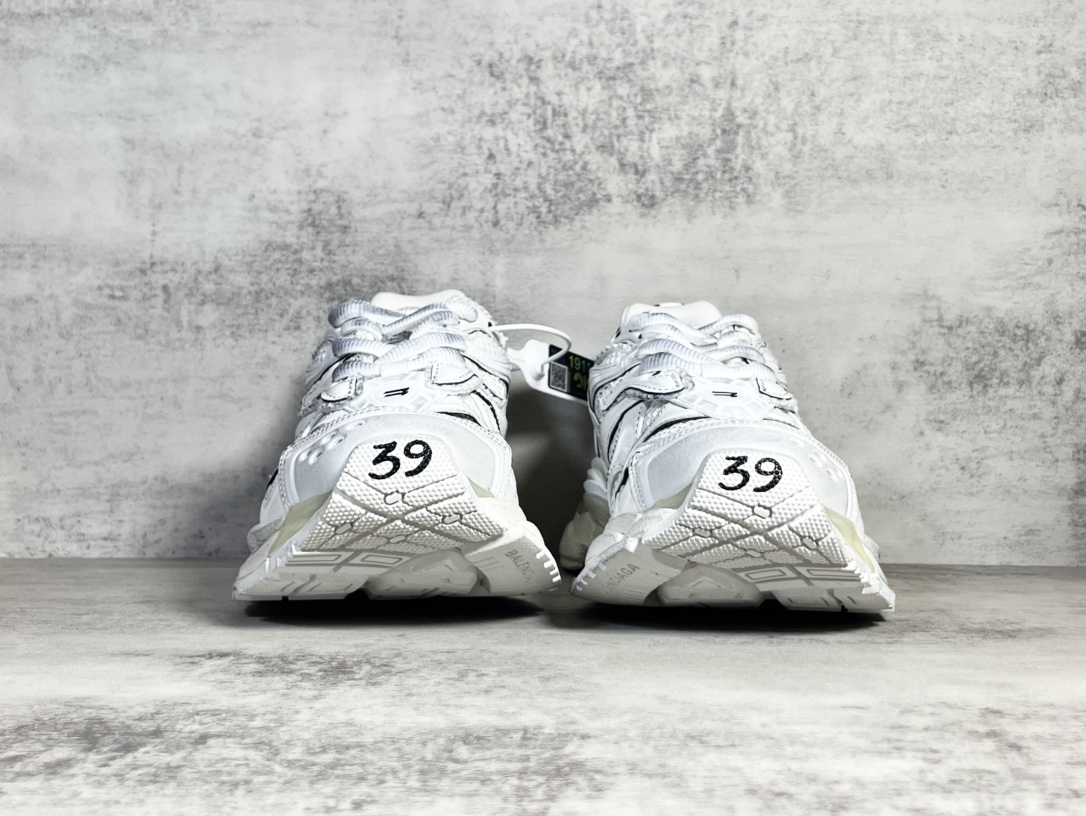 Sneakers M