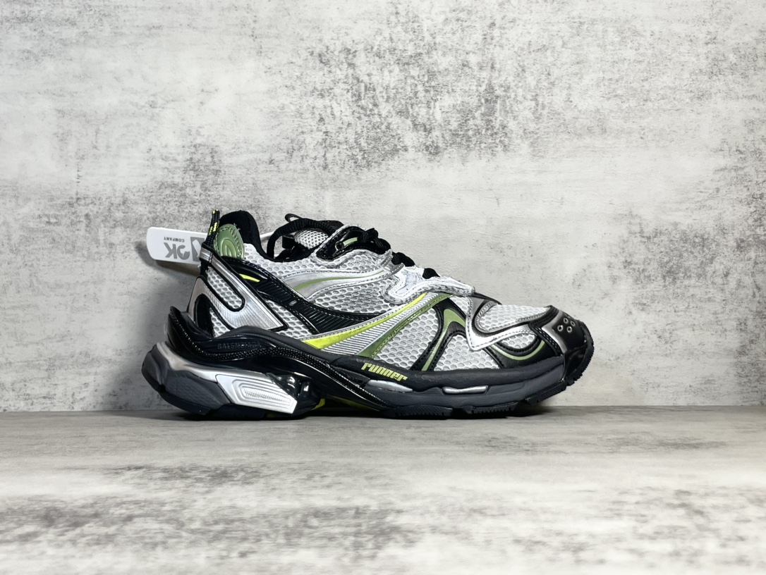Sneakers M