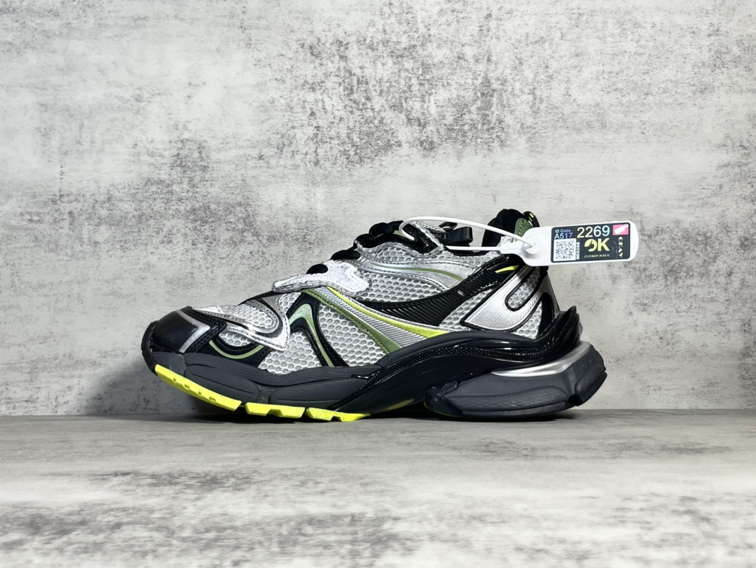 Sneakers M