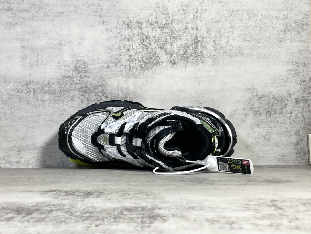 Sneakers M