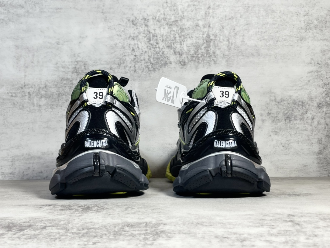 Sneakers M