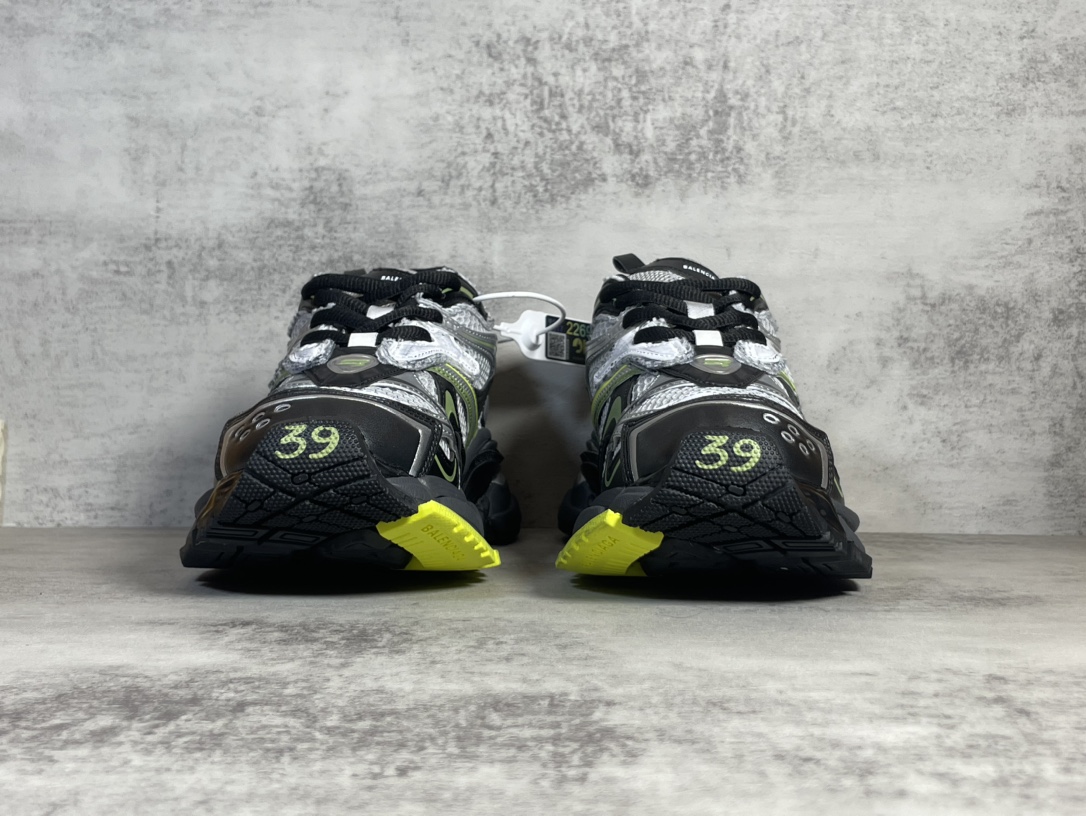 Sneakers M