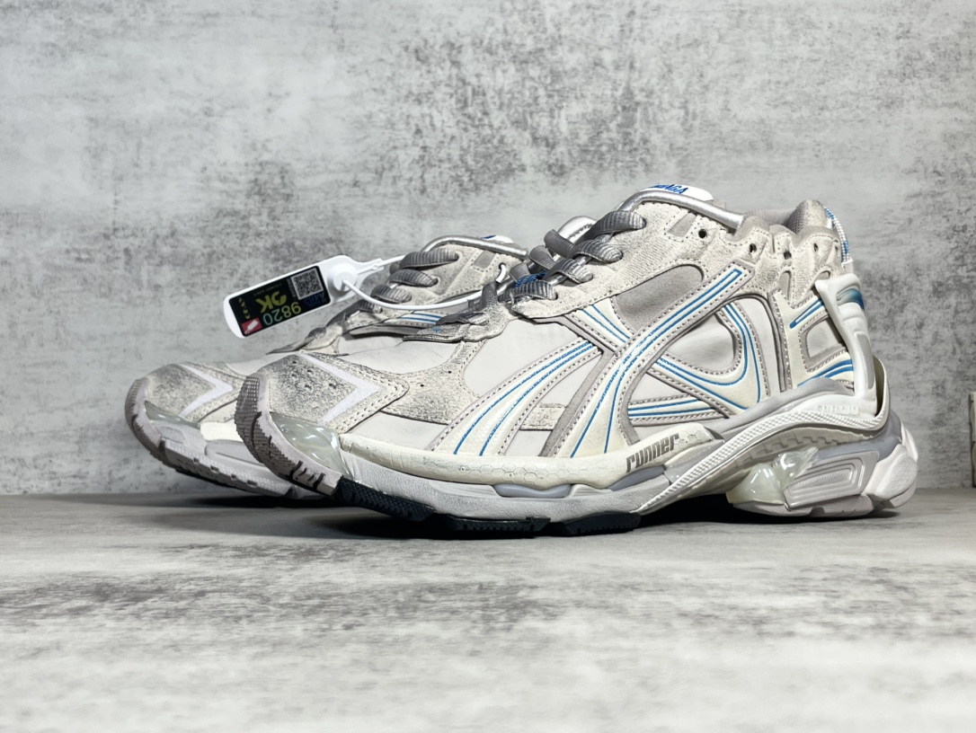 Sneakers M