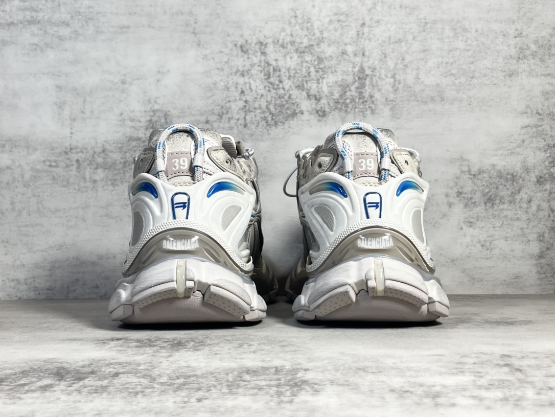 Sneakers M