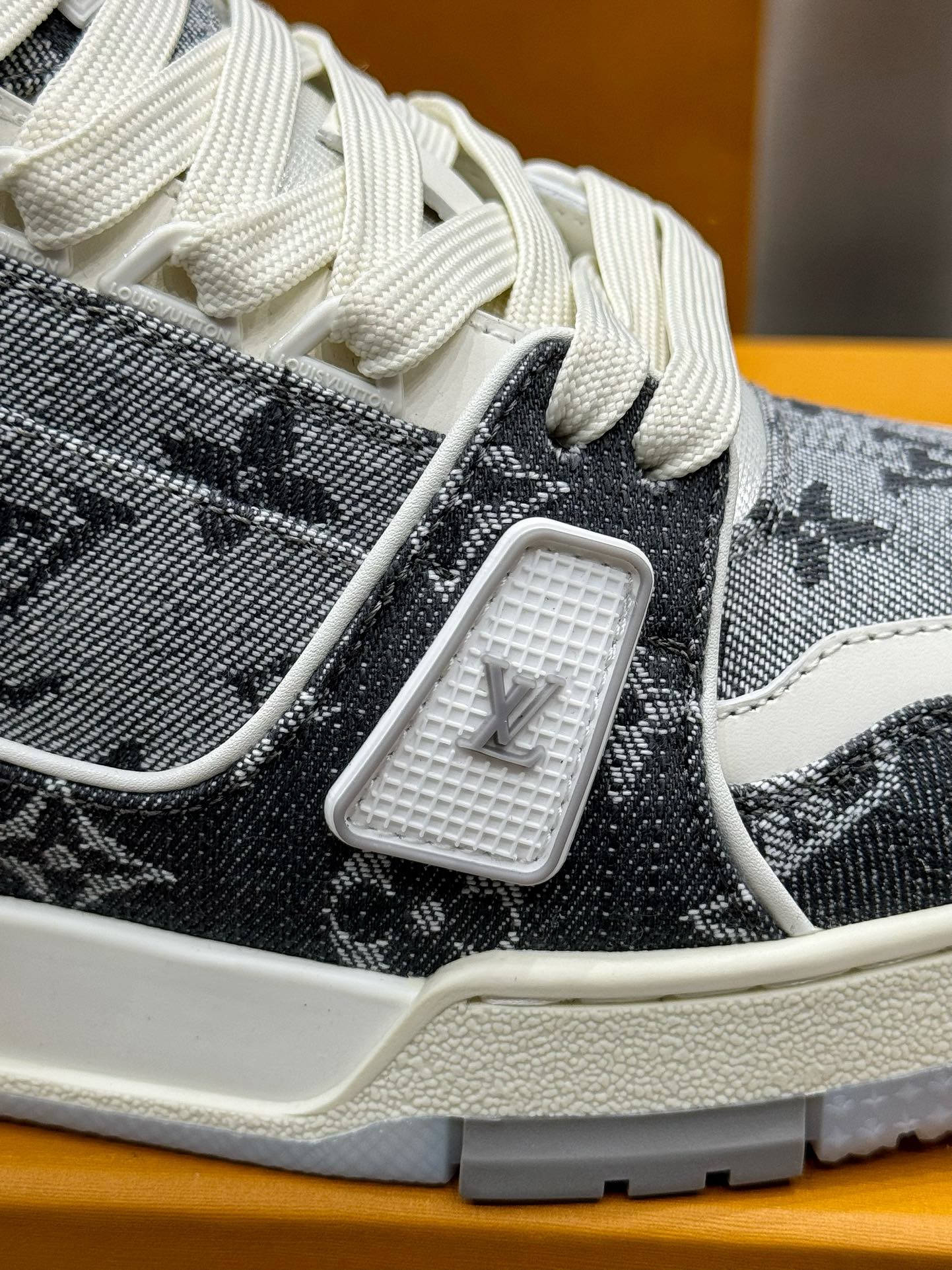 Louis Vuitton Male Sneakers L