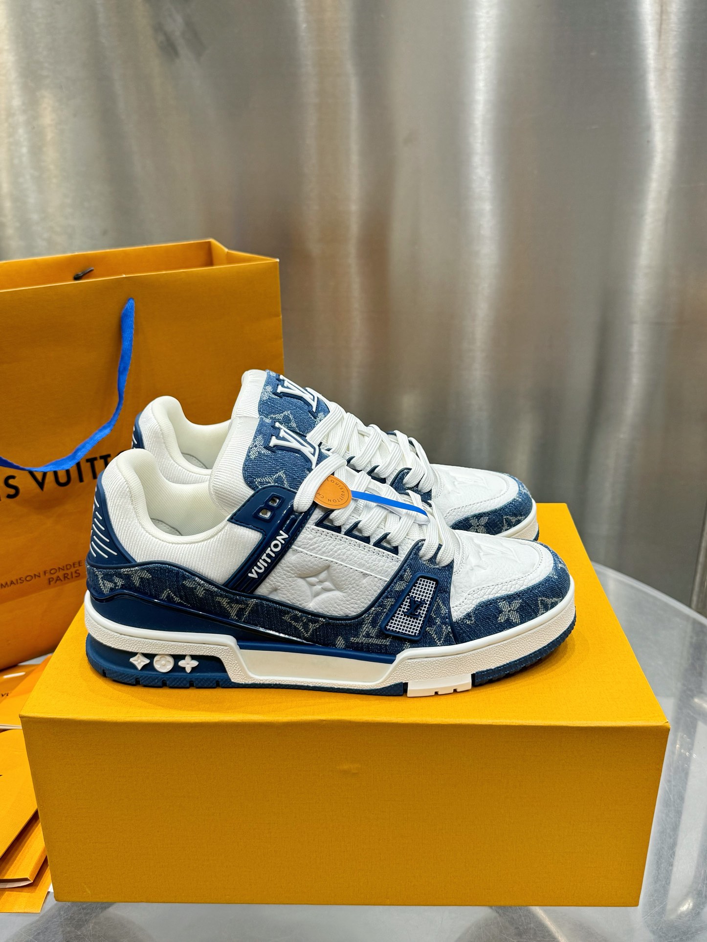 Louis Vuitton Male Sneakers L