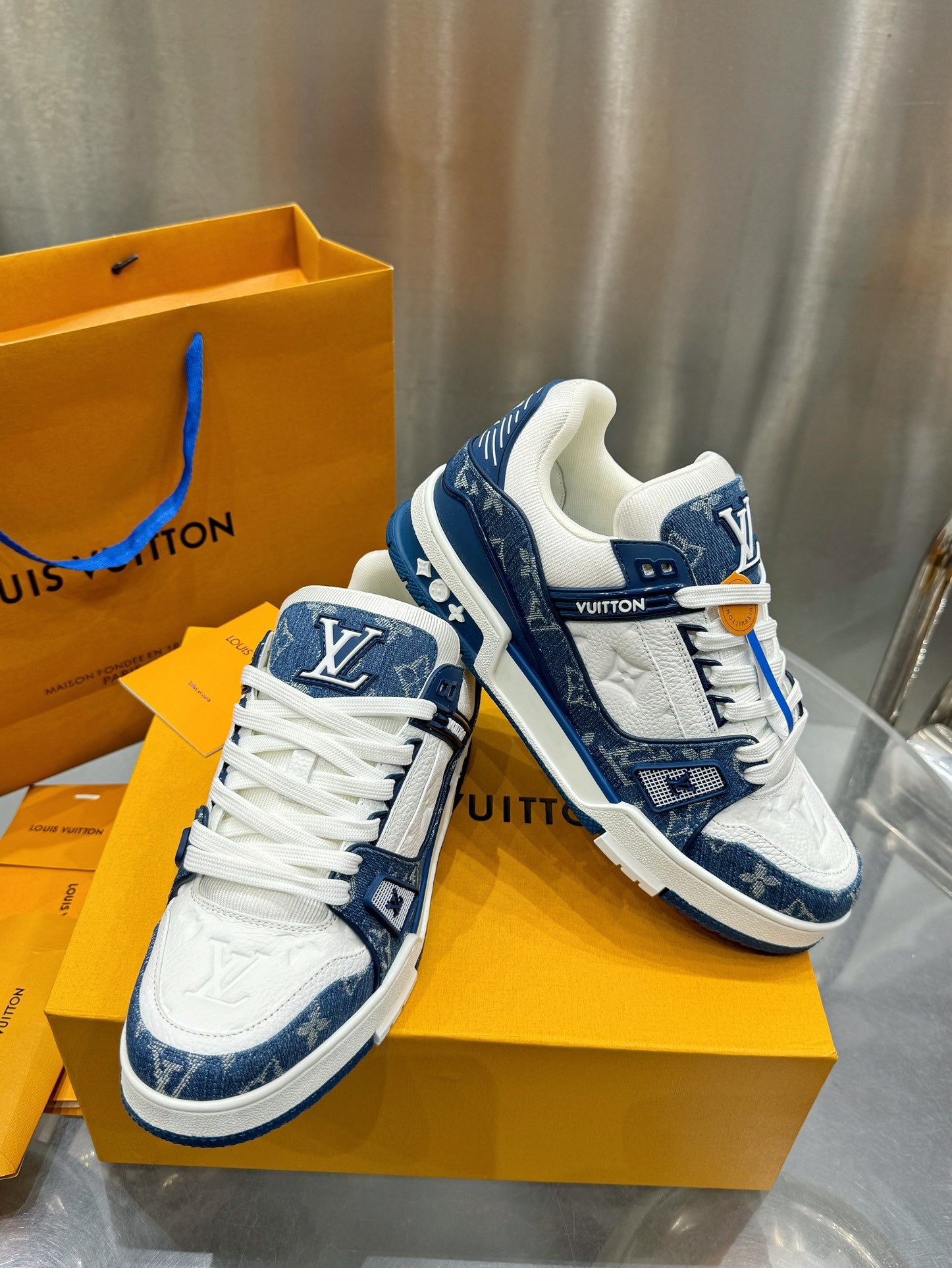 Louis Vuitton Male Sneakers L