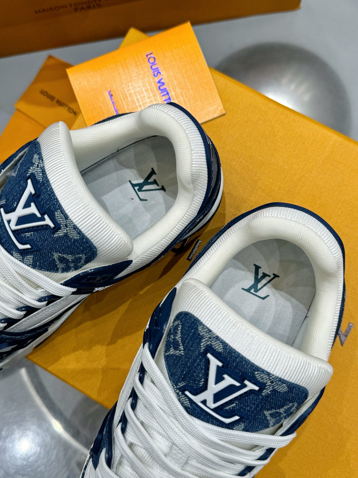 Louis Vuitton Male Sneakers L