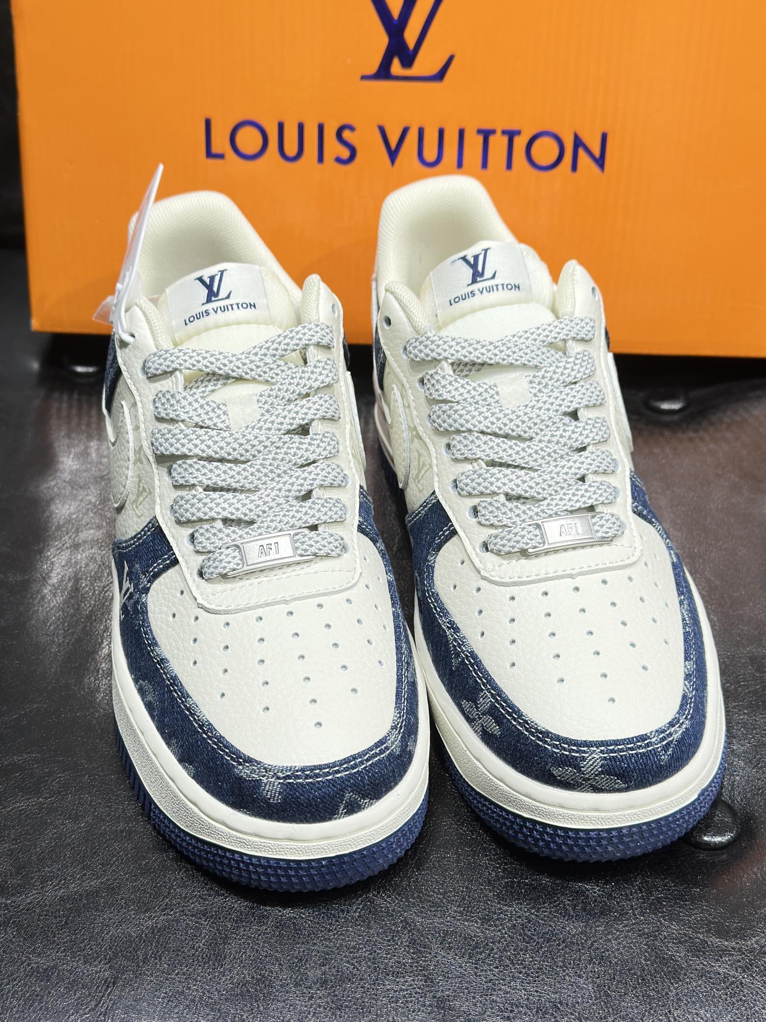 Nike Sneakers L