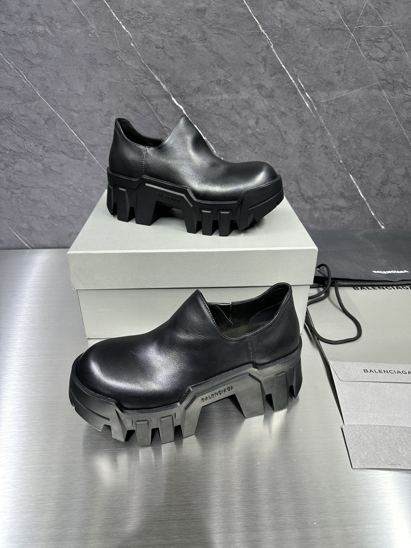 Balenciaga Leather Shoes Black L