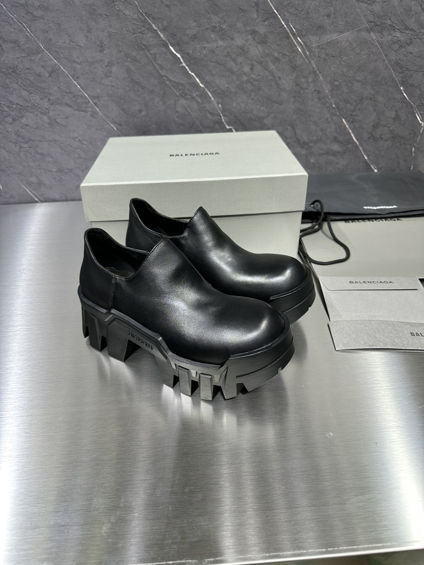 Balenciaga Leather Shoes Black L