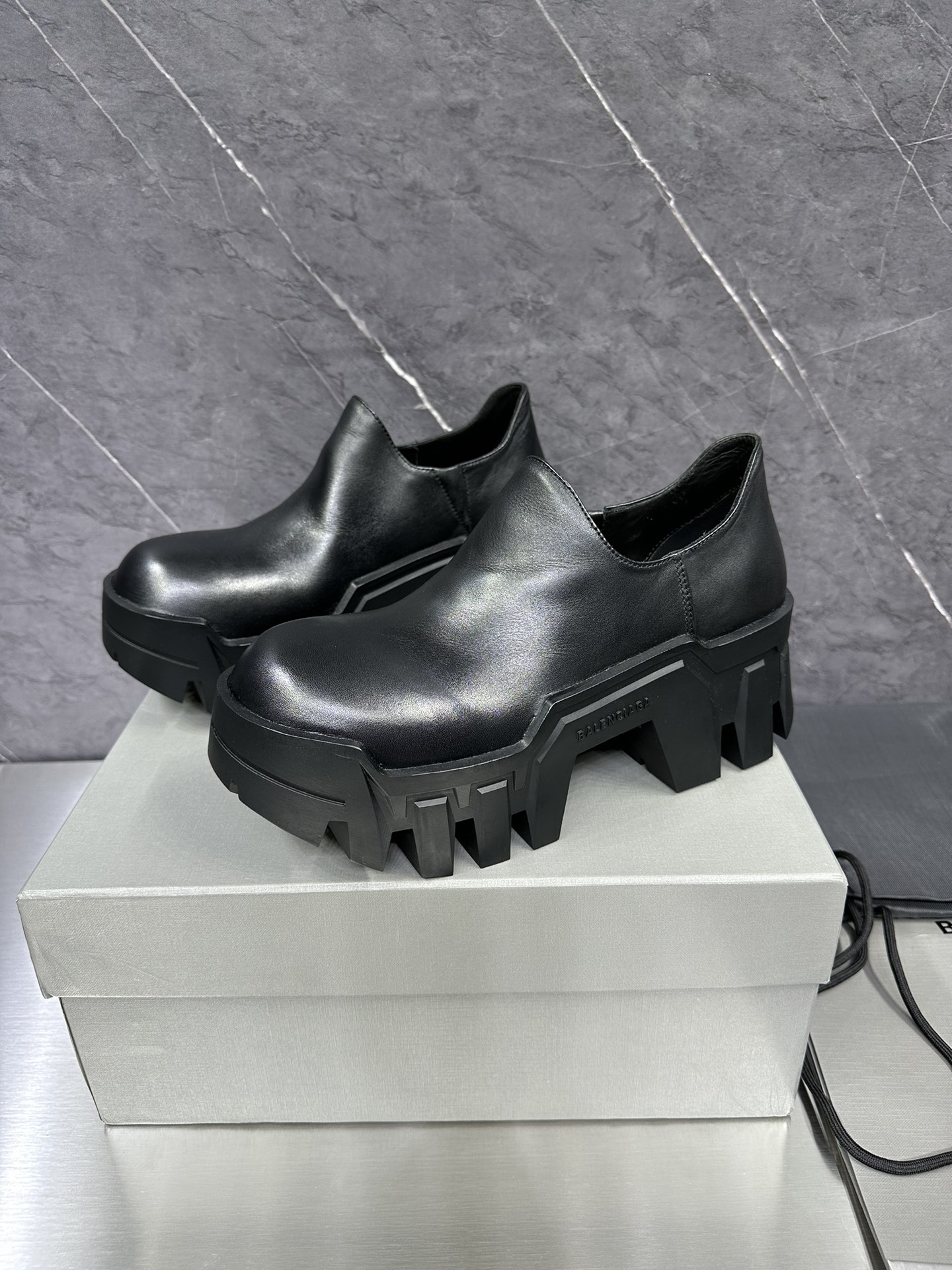 Balenciaga Leather Shoes Black L