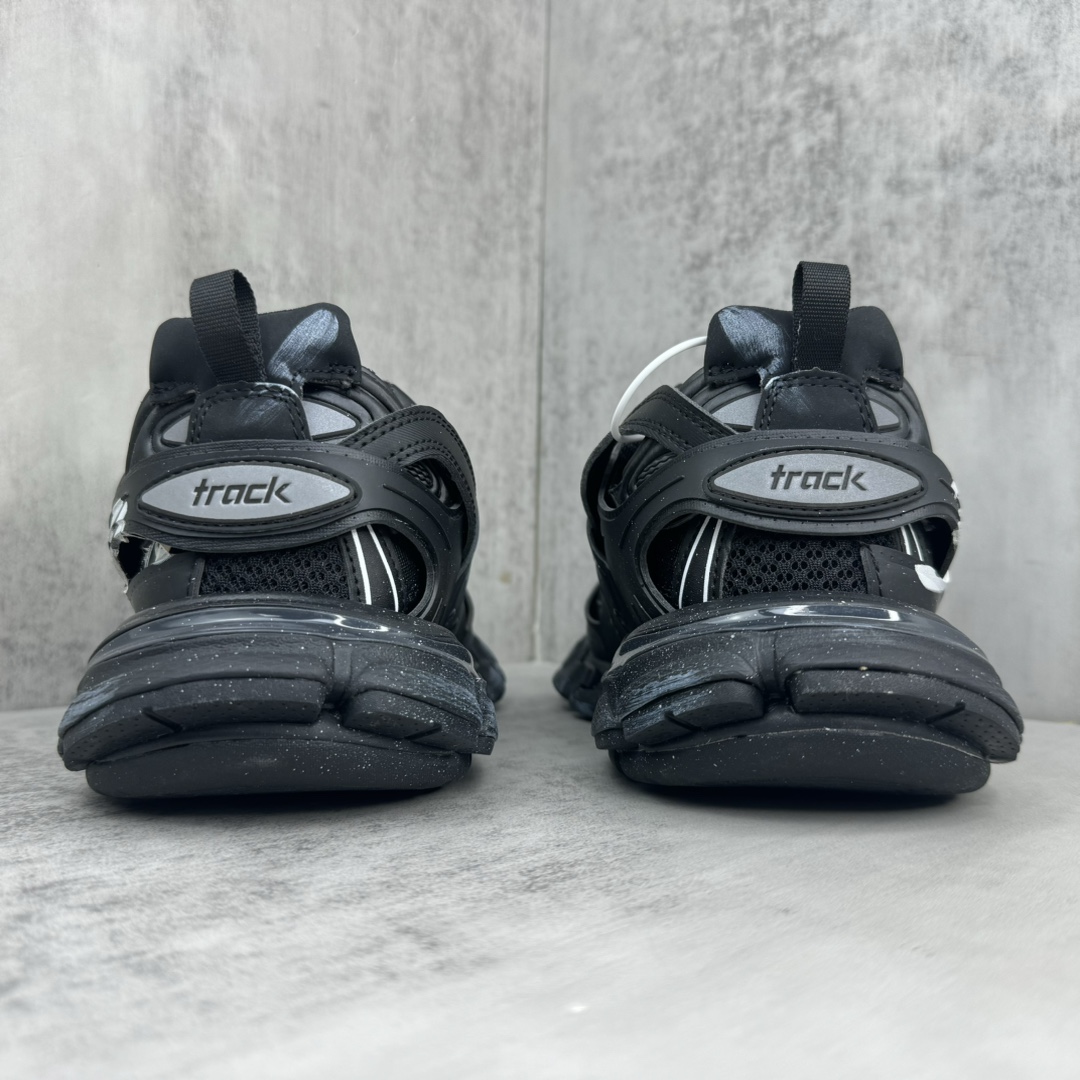 Sneakers M
