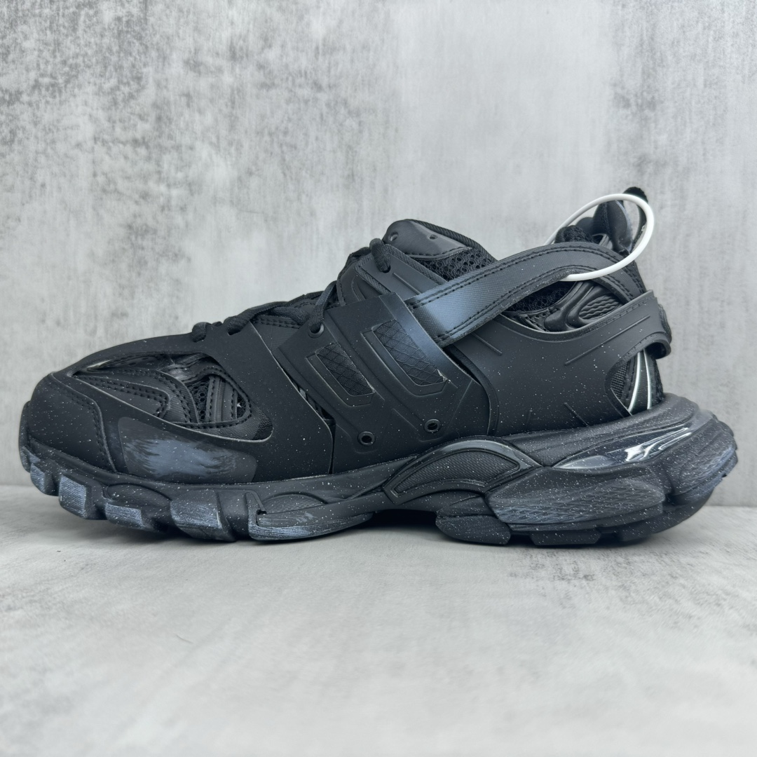 Sneakers M