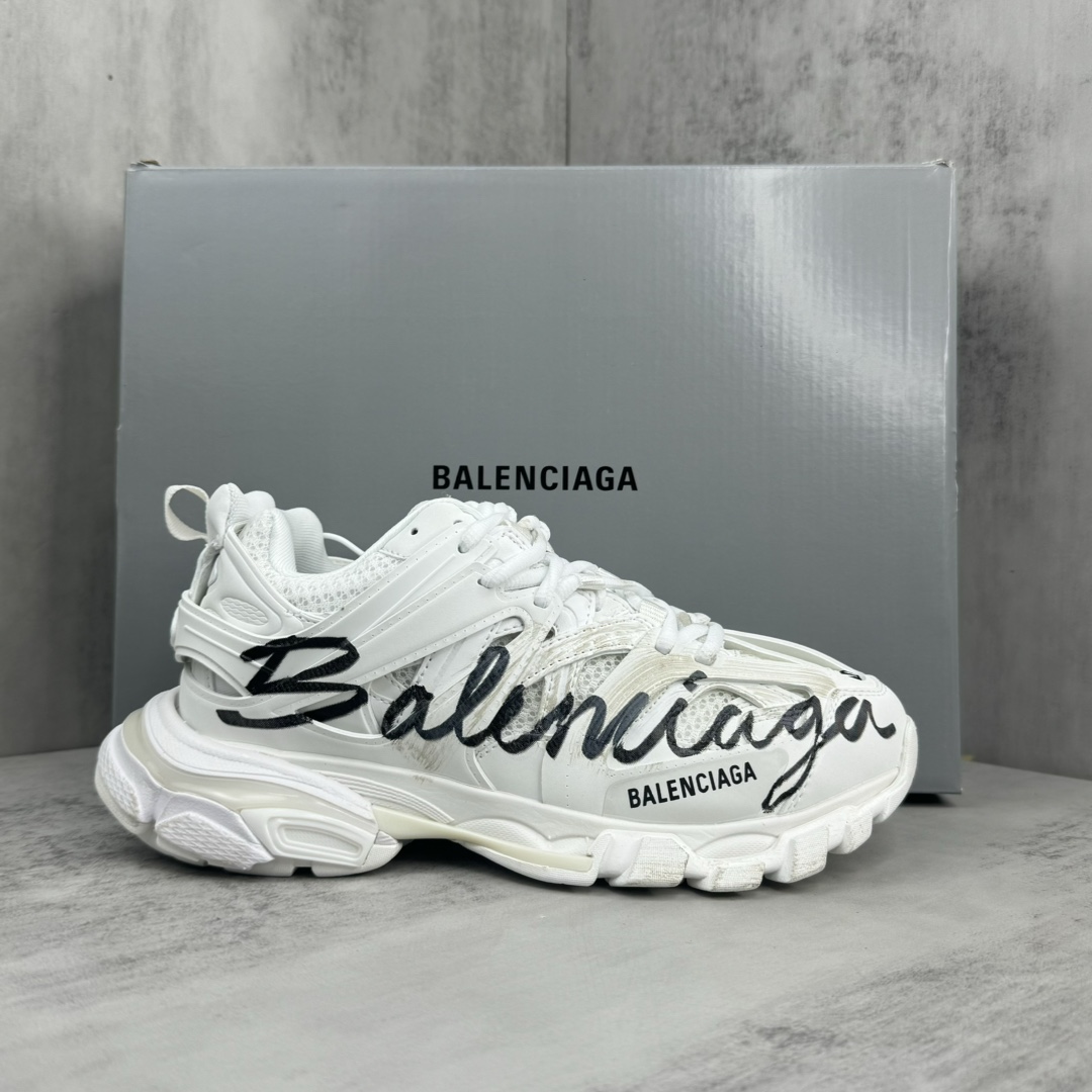 Sneakers M