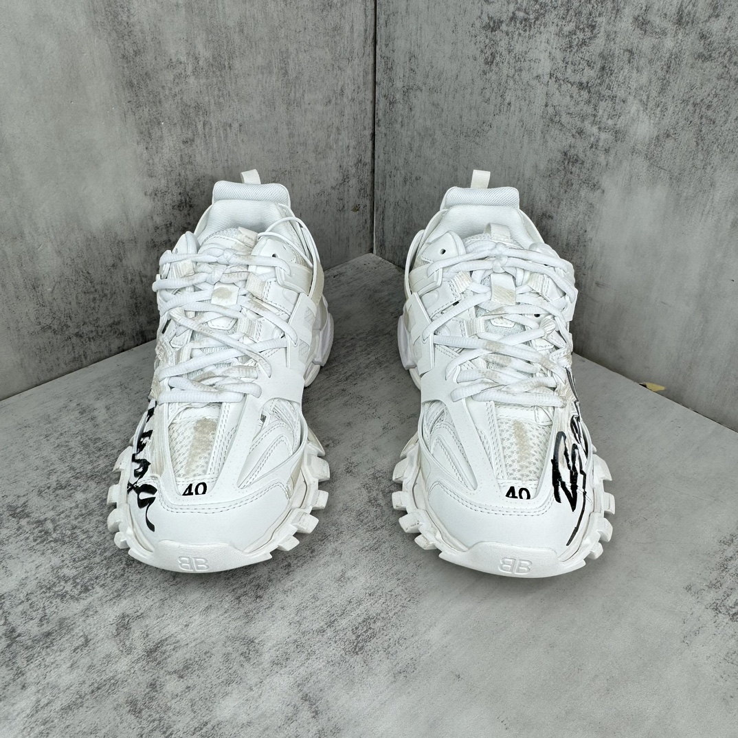 Sneakers M