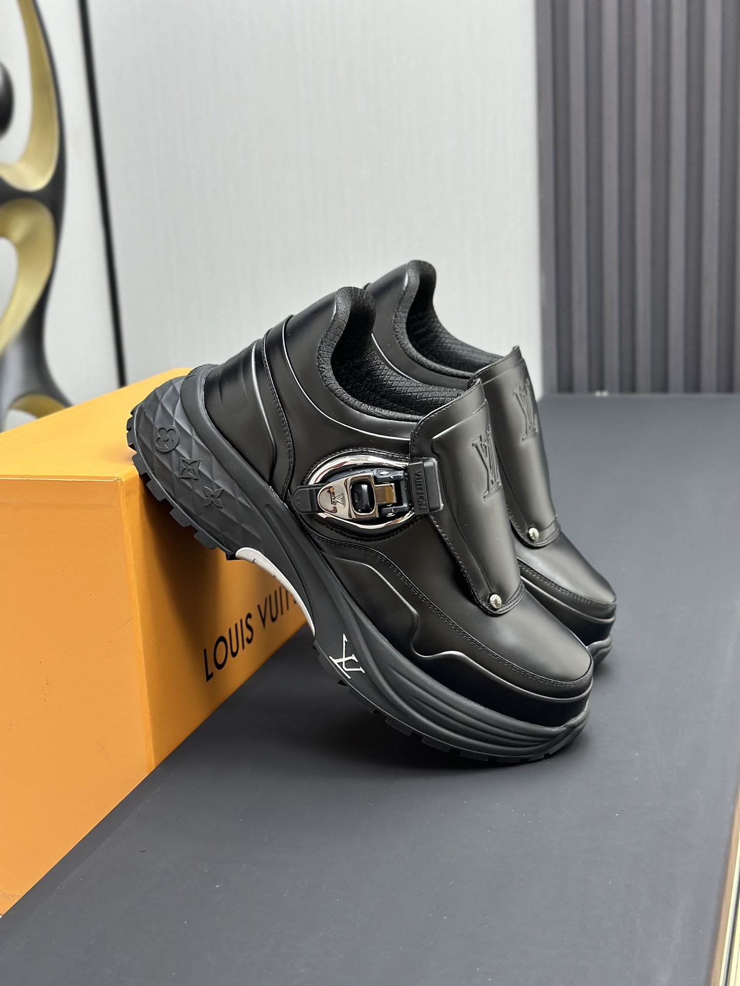 Louis Vuitton Male Sneakers Mesh L