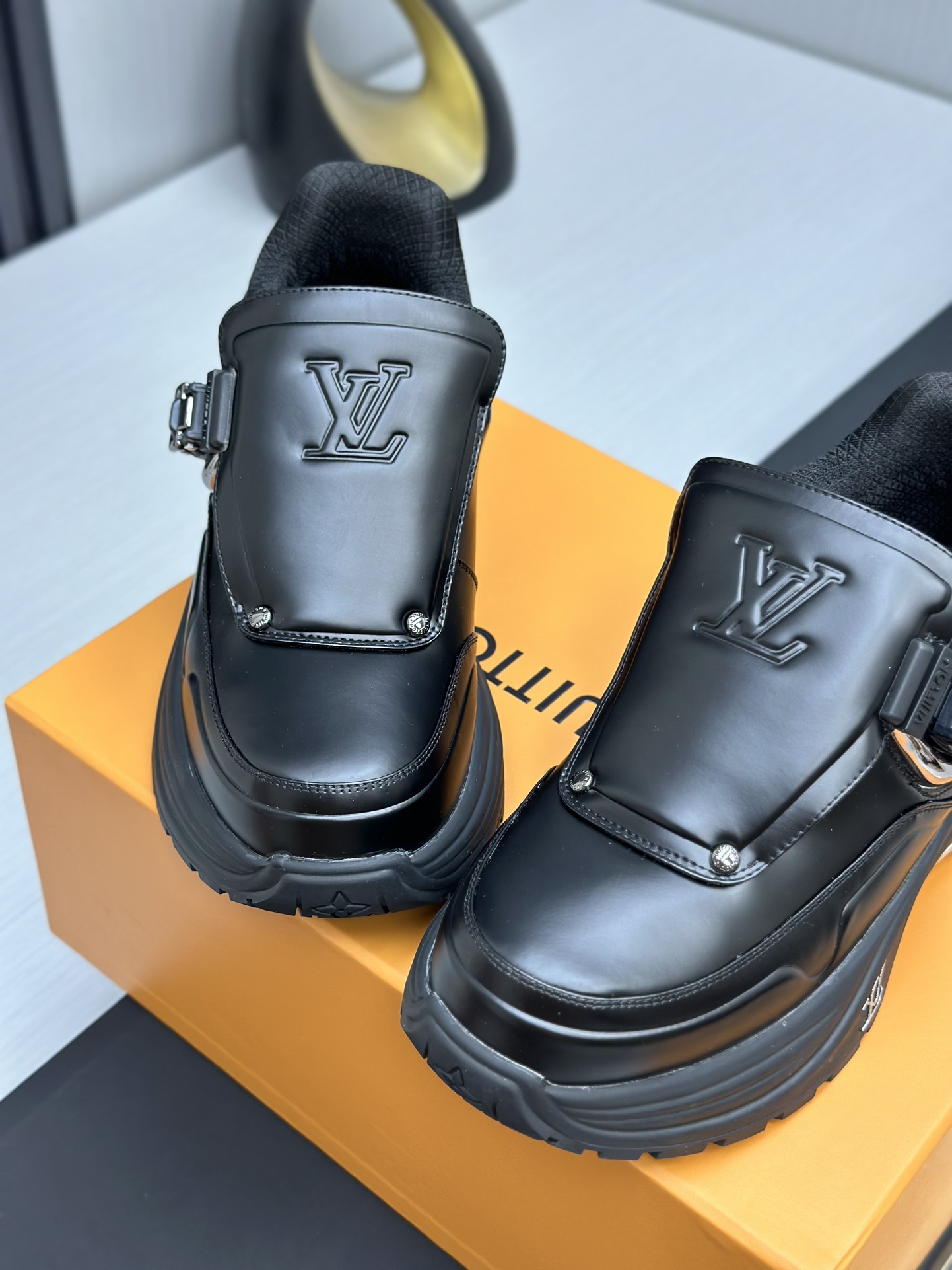 Louis Vuitton Male Sneakers Mesh L