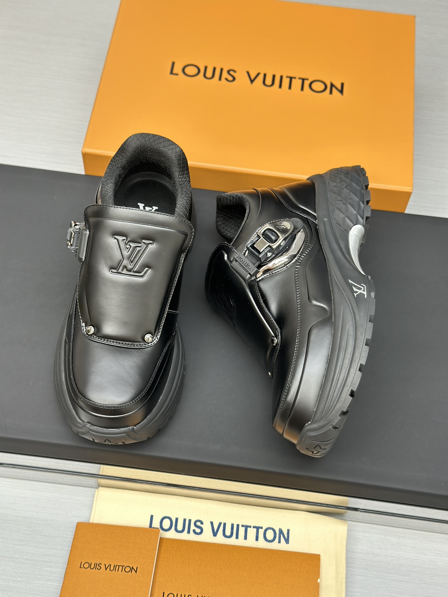 Louis Vuitton Male Sneakers Mesh L