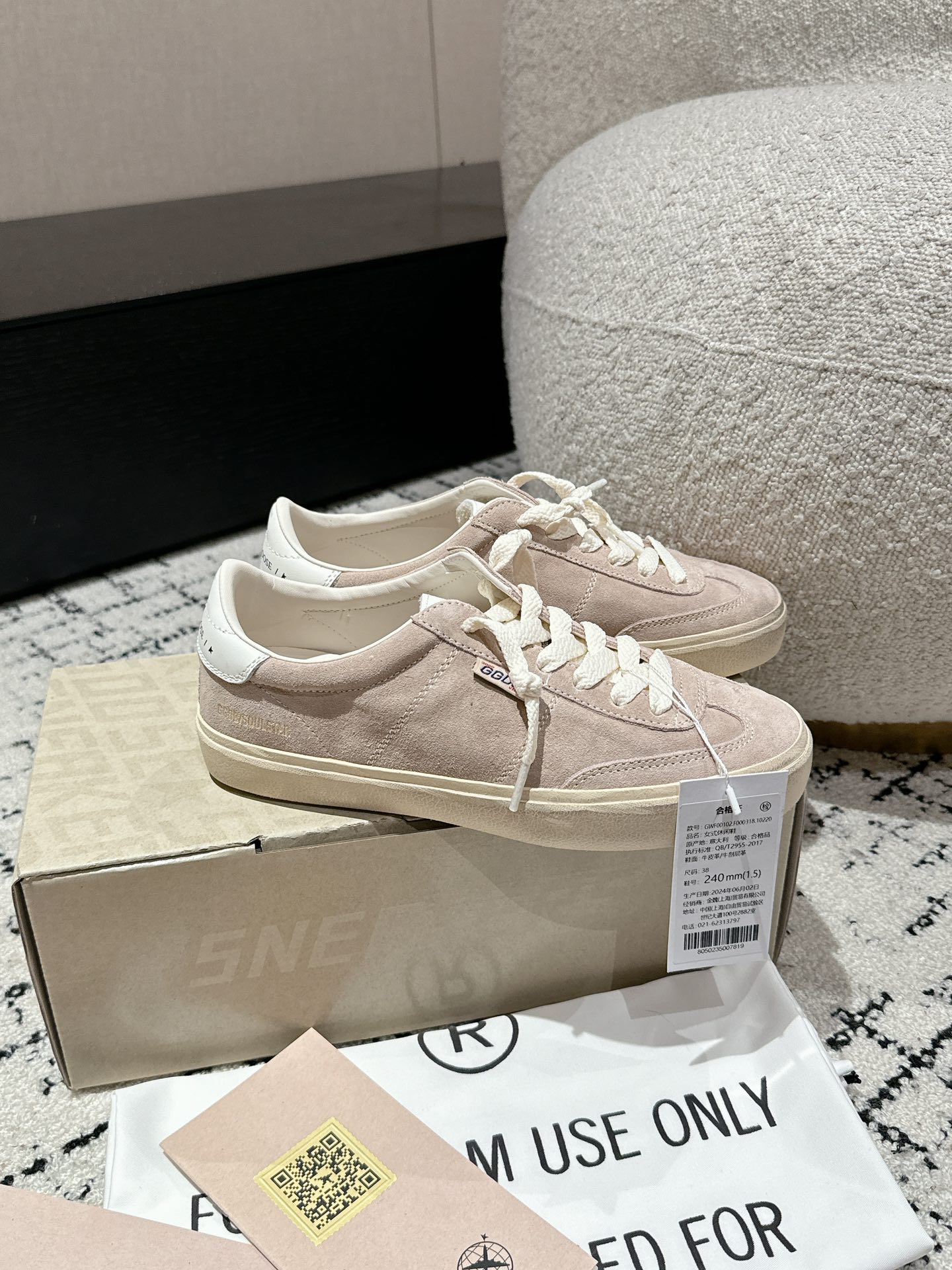 Golden Goose Female Sneakers M