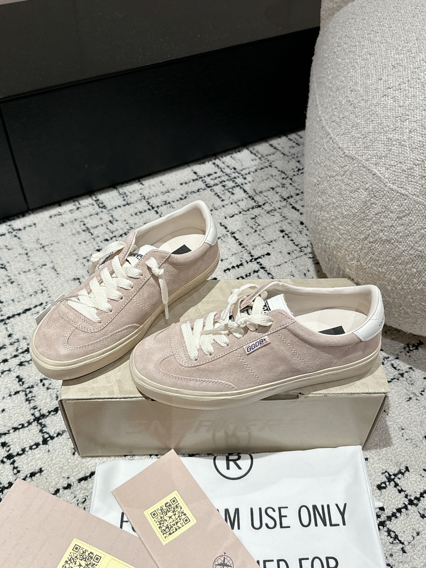 Golden Goose Female Sneakers M