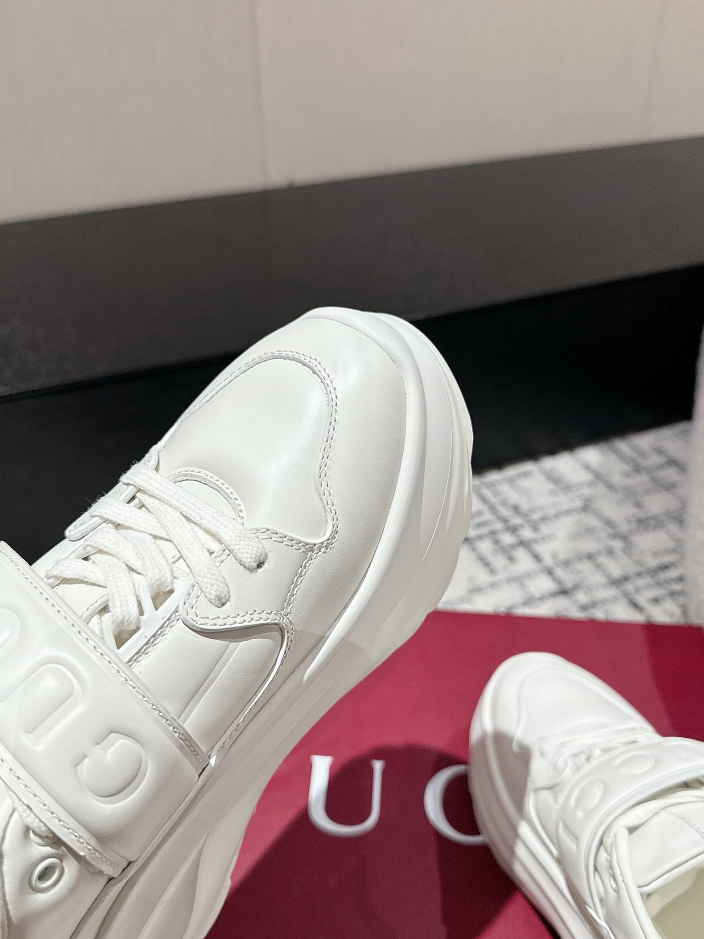 Gucci Female Sneakers M-s