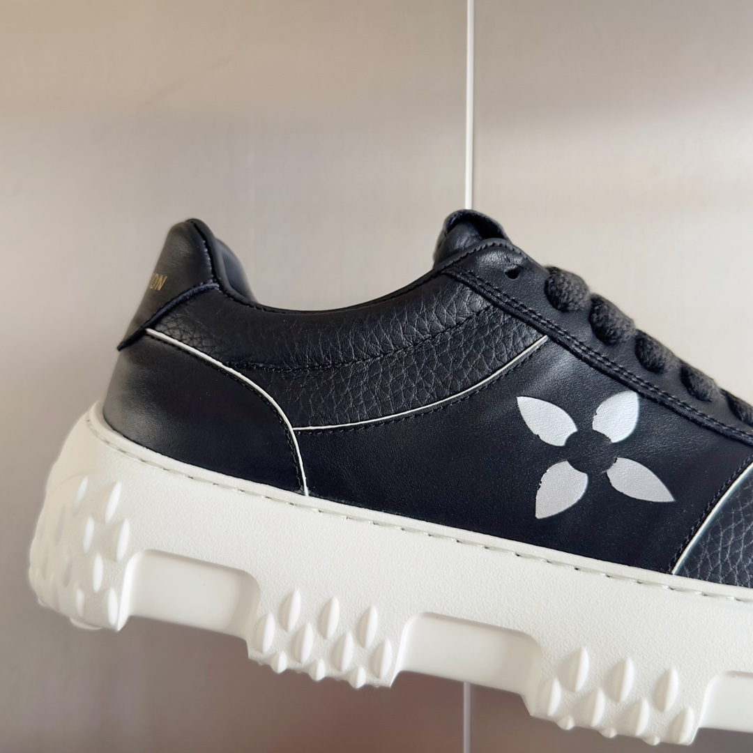 Louis Vuitton Male Sneakers M-l-s