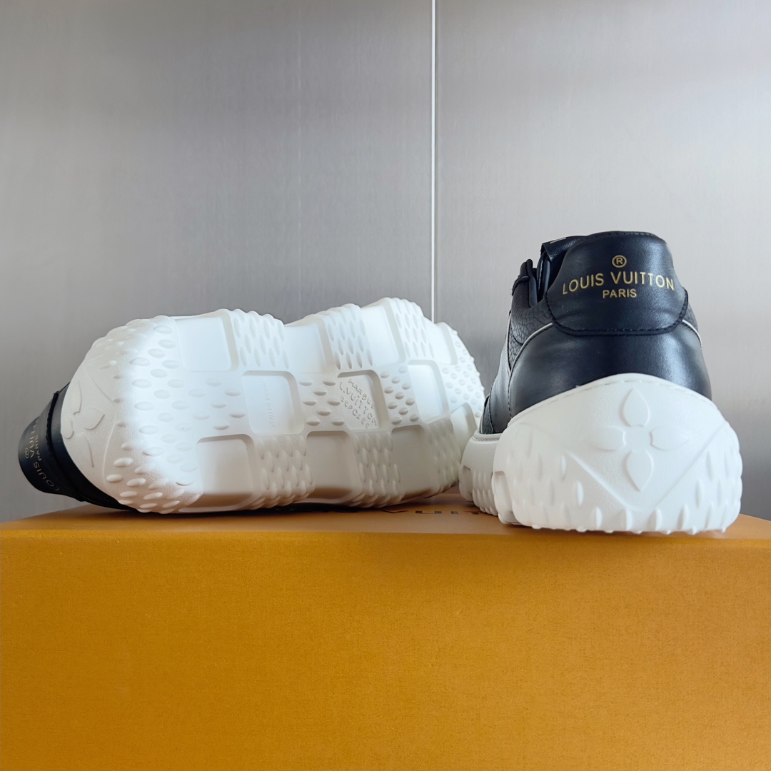 Louis Vuitton Male Sneakers M-l-s