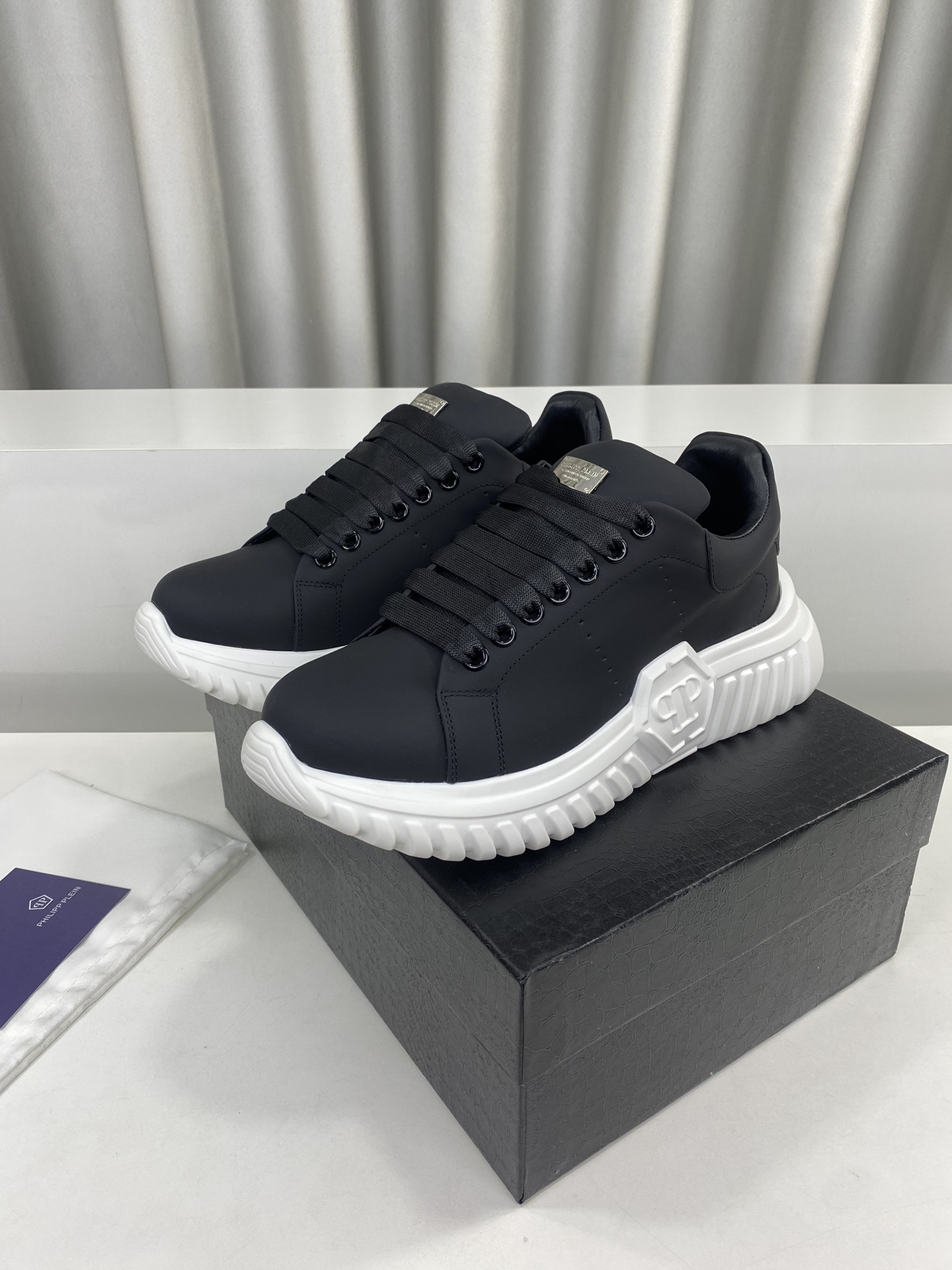 Male Sneakers L