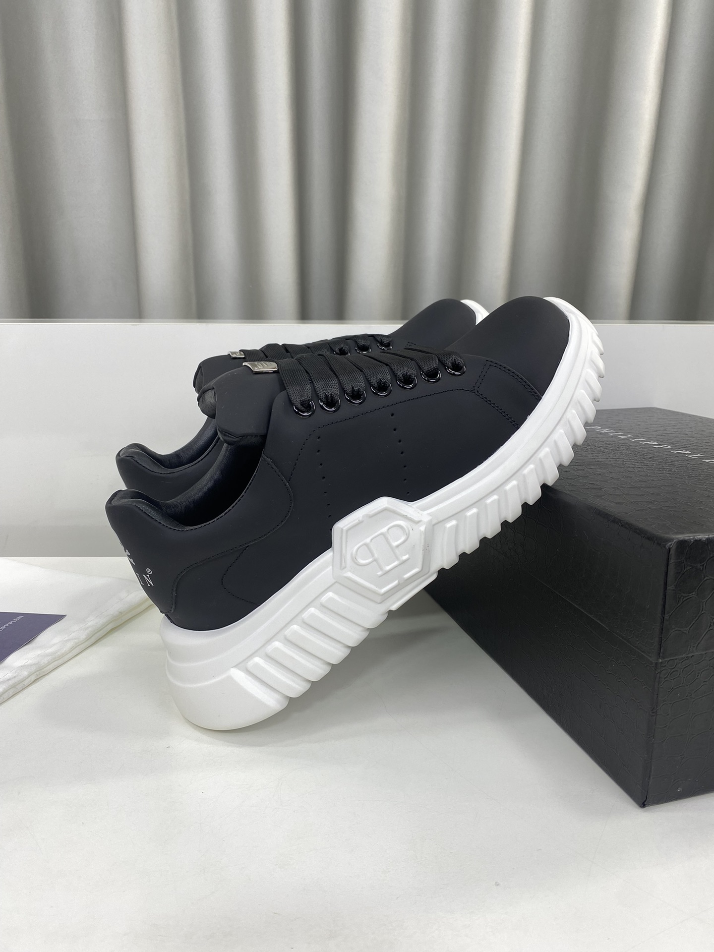 Male Sneakers L