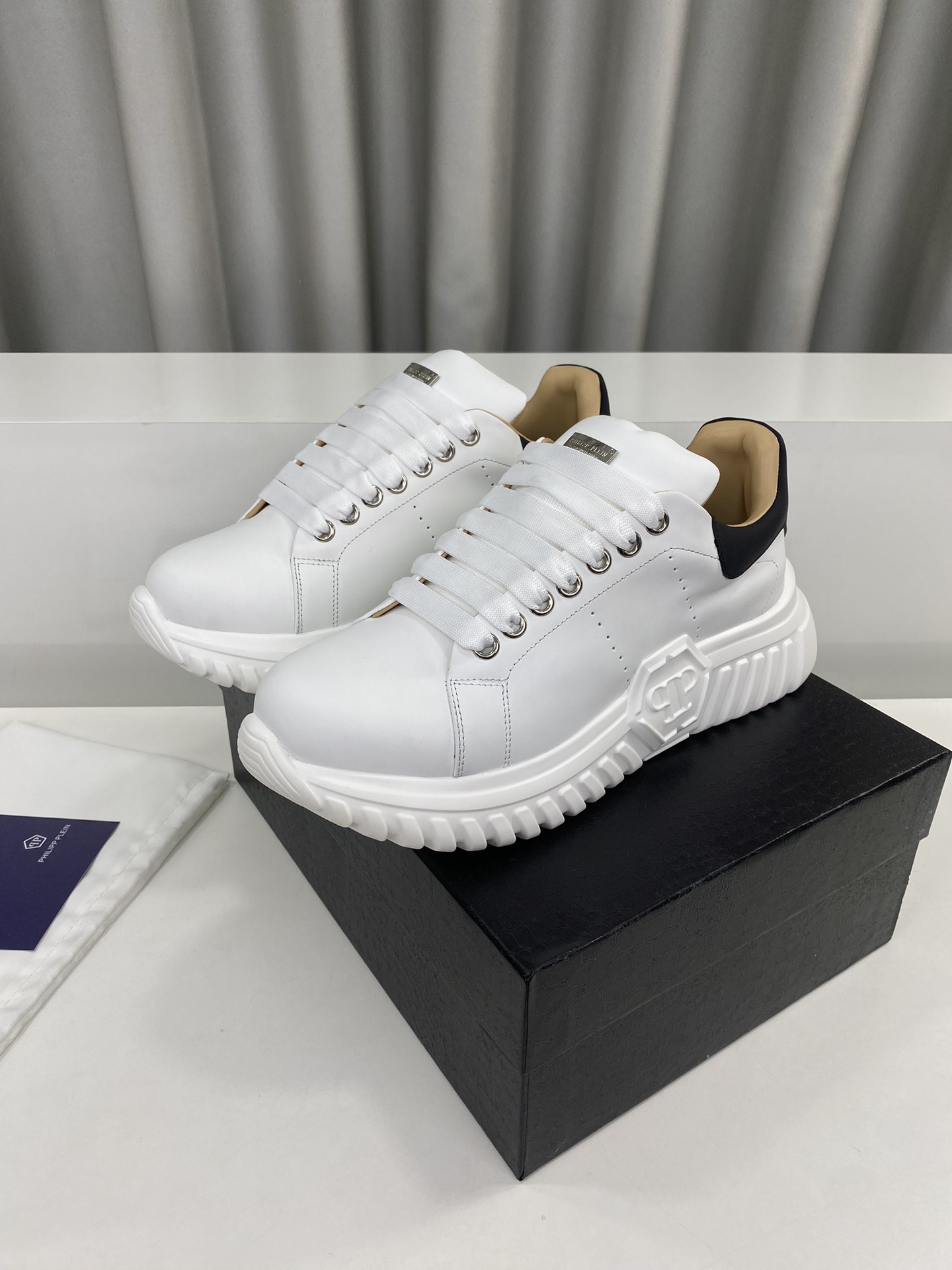 Male Sneakers L