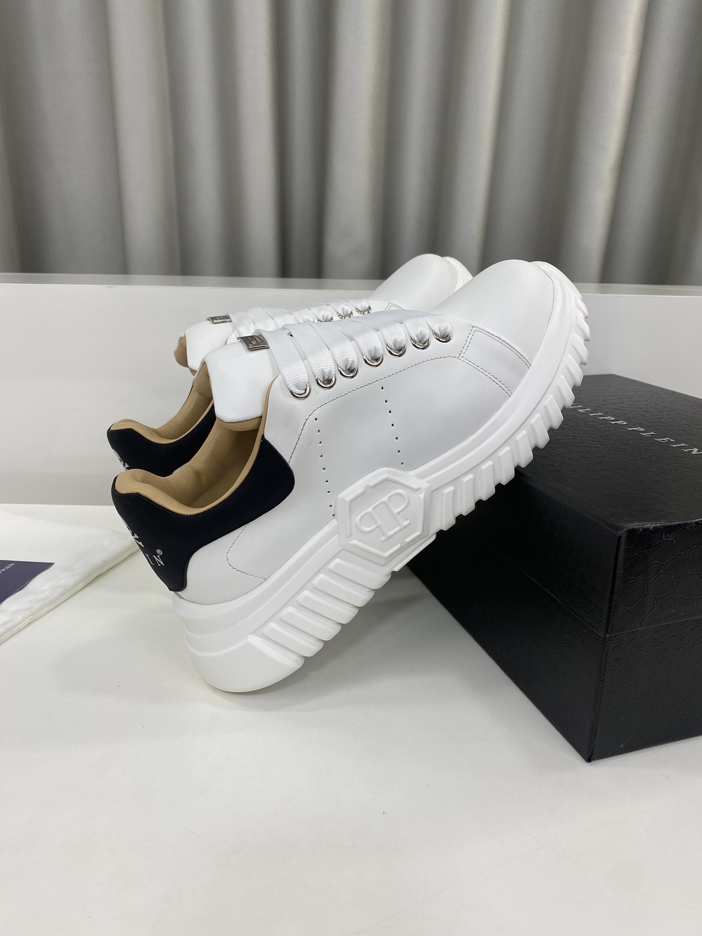 Male Sneakers L