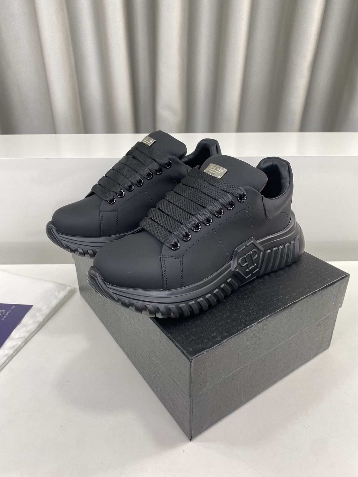 Male Sneakers L