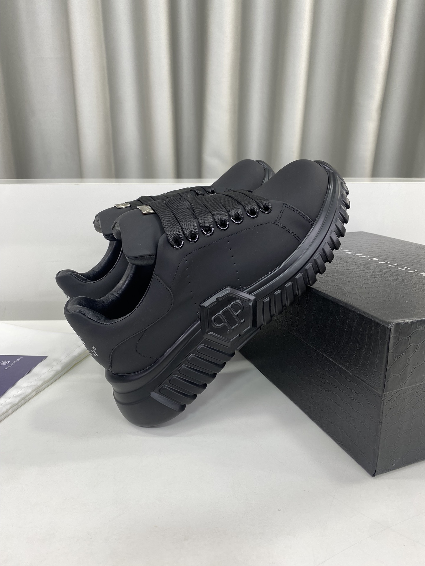 Male Sneakers L