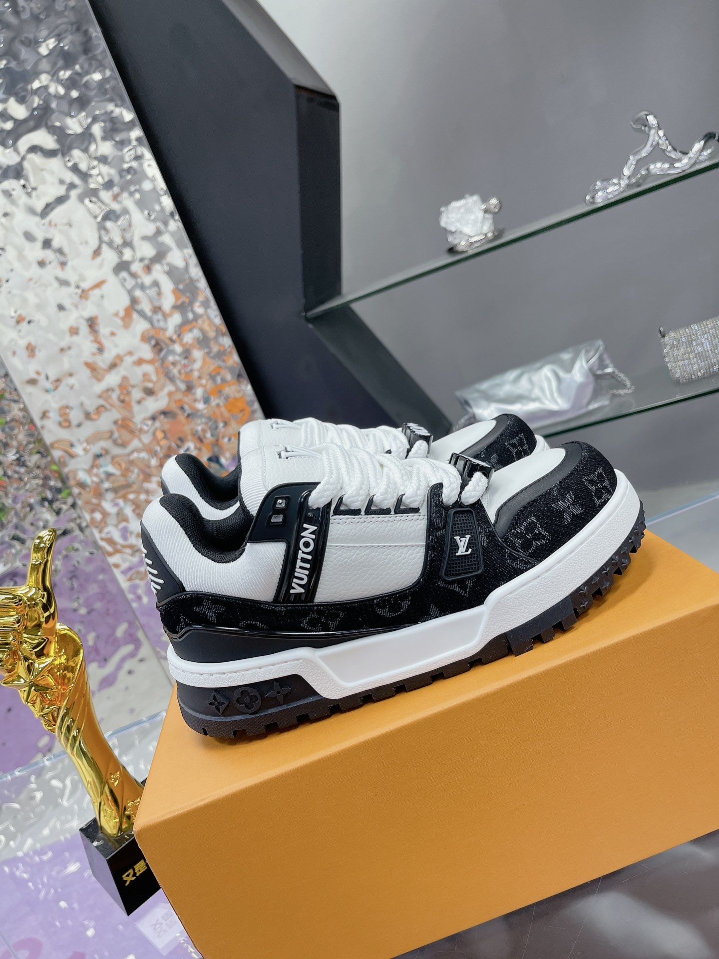 Louis Vuitton Male Basic Shoes L